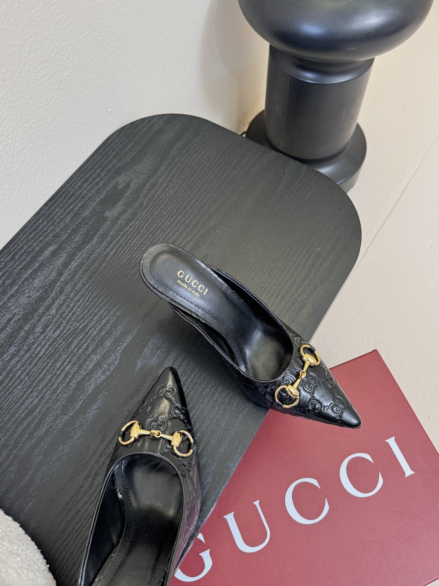 Gucci 最新D字浅金马衔扣丝绒半拖 凉鞋这款女士夹趾凉鞋搭配饰经典大D新马衔扣细节金色调配件，彰显品