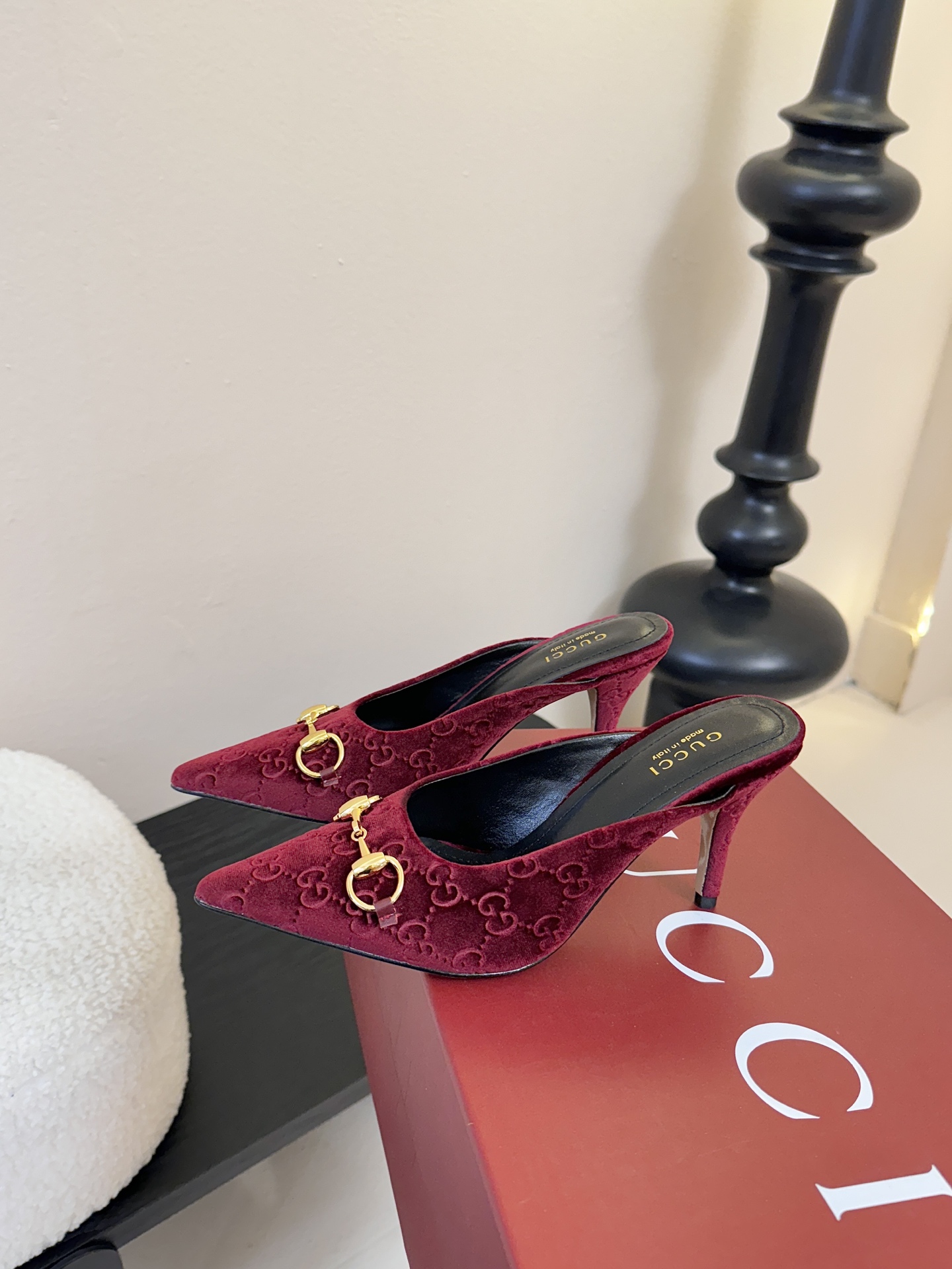 Gucci 最新D字浅金马衔扣丝绒半拖 凉鞋这款女士夹趾凉鞋搭配饰经典大D新马衔扣细节金色调配件，彰显品