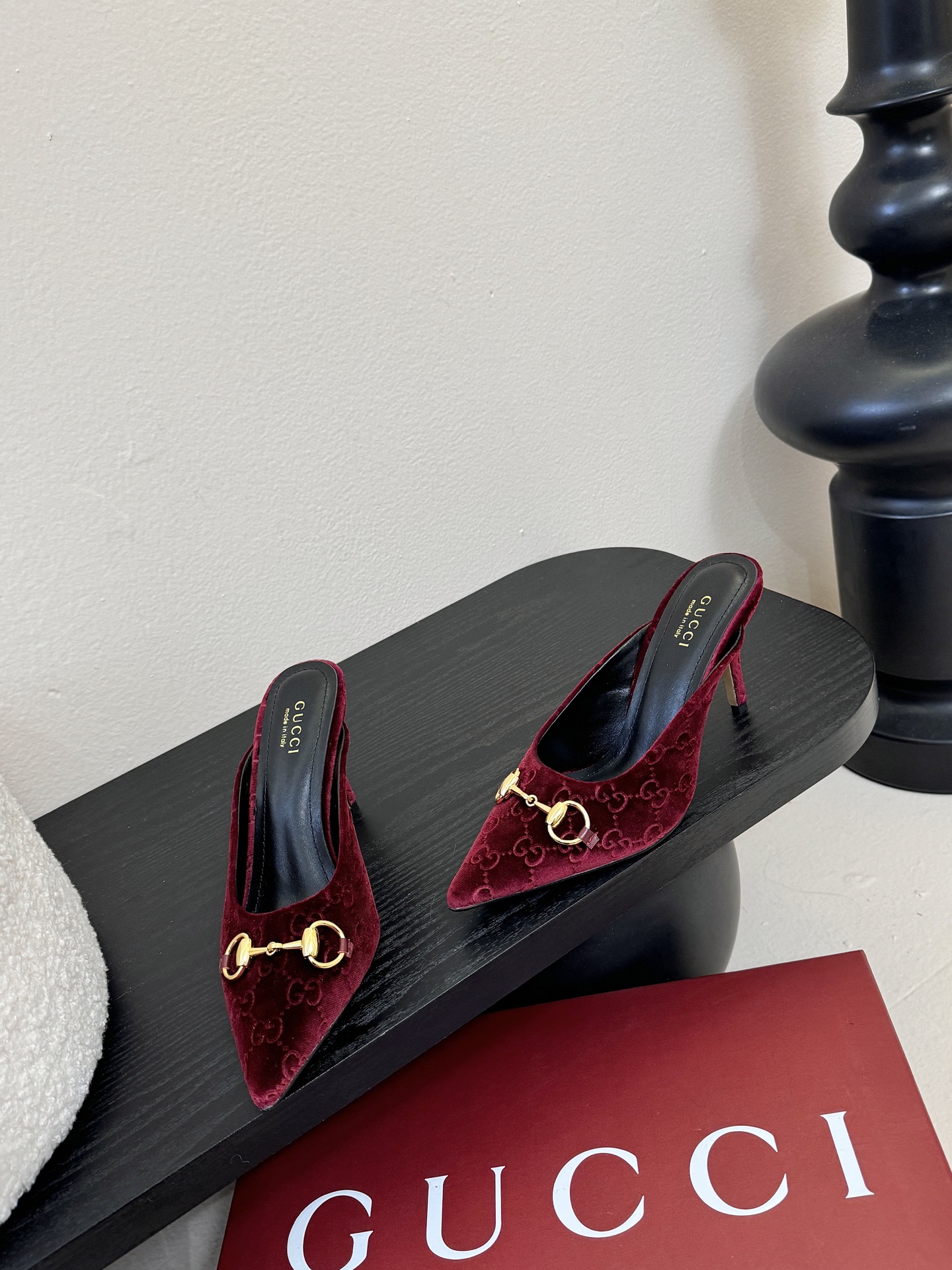 Gucci 最新D字浅金马衔扣丝绒半拖 凉鞋这款女士夹趾凉鞋搭配饰经典大D新马衔扣细节金色调配件，彰显品