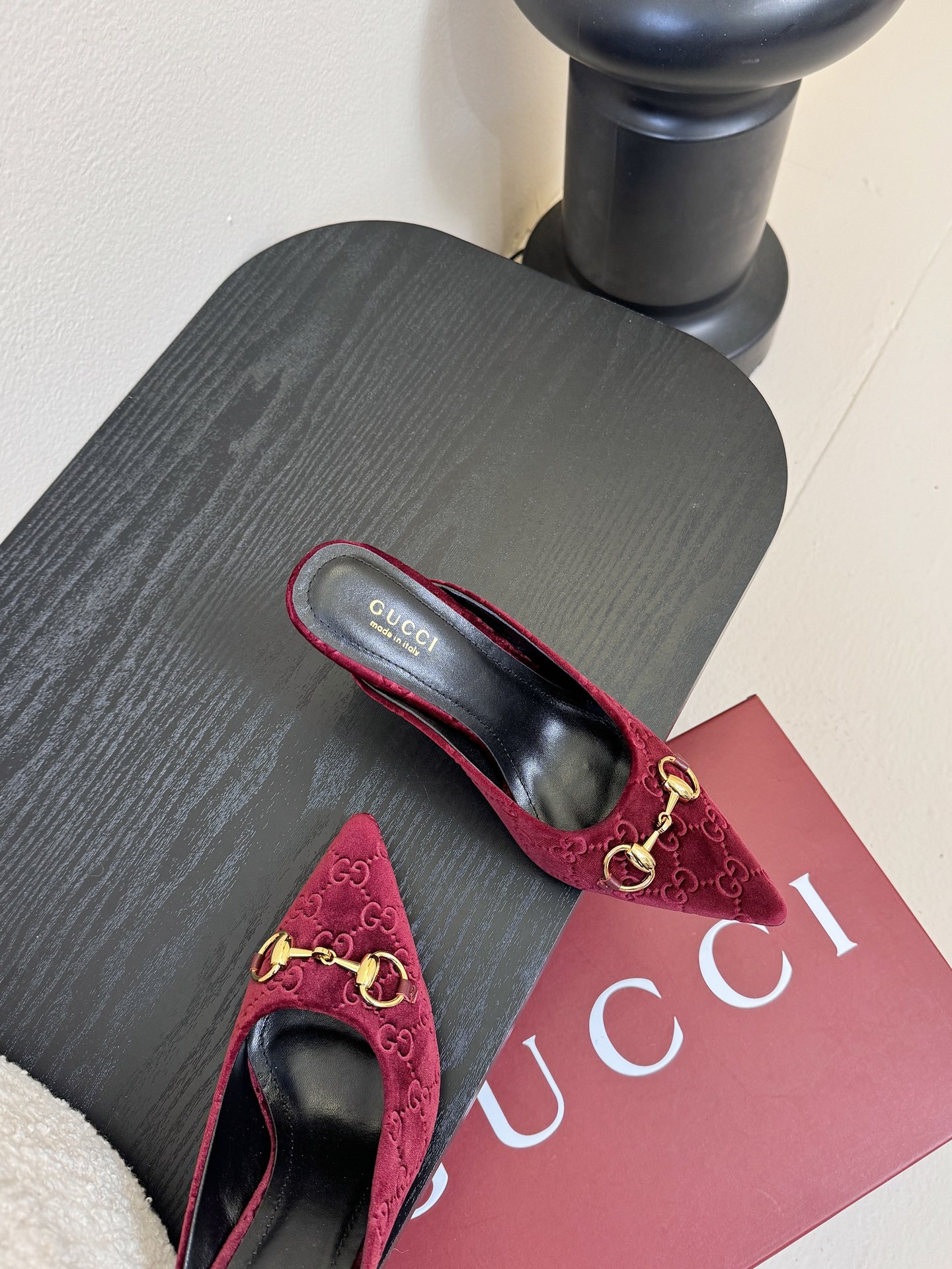 Gucci 最新D字浅金马衔扣丝绒半拖 凉鞋这款女士夹趾凉鞋搭配饰经典大D新马衔扣细节金色调配件，彰显品