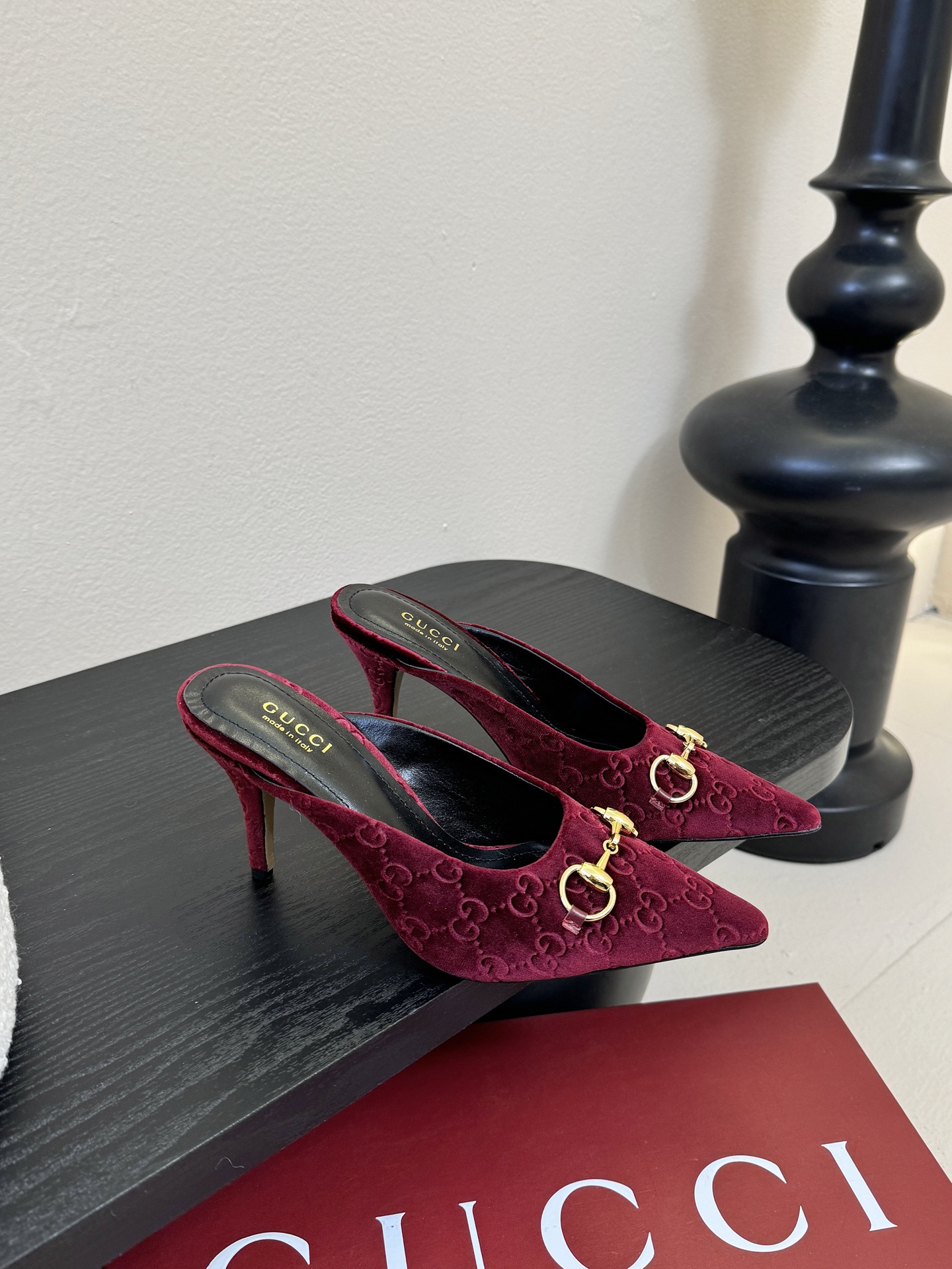 Gucci 最新D字浅金马衔扣丝绒半拖 凉鞋这款女士夹趾凉鞋搭配饰经典大D新马衔扣细节金色调配件，彰显品