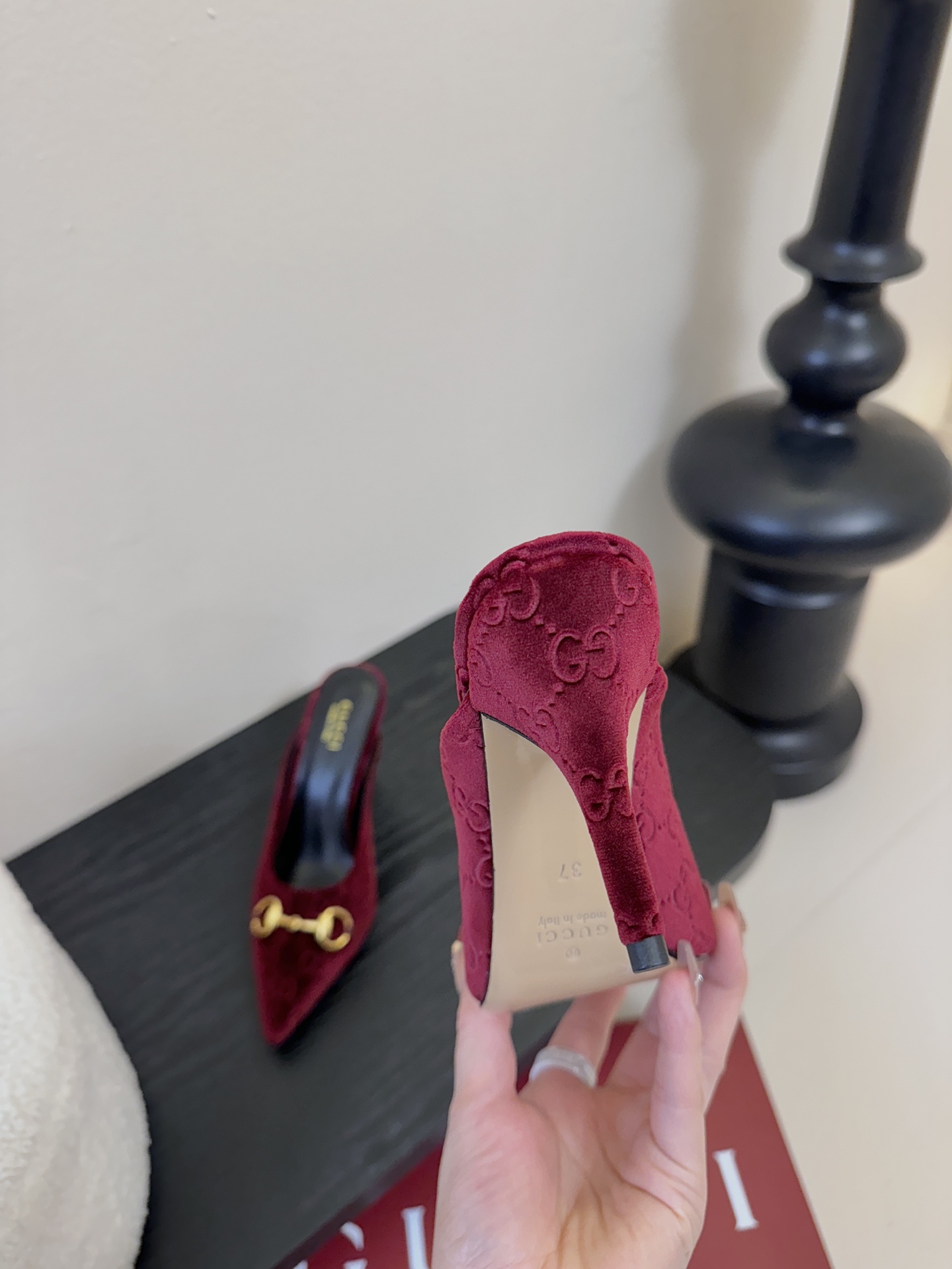 Gucci 最新D字浅金马衔扣丝绒半拖 凉鞋这款女士夹趾凉鞋搭配饰经典大D新马衔扣细节金色调配件，彰显品