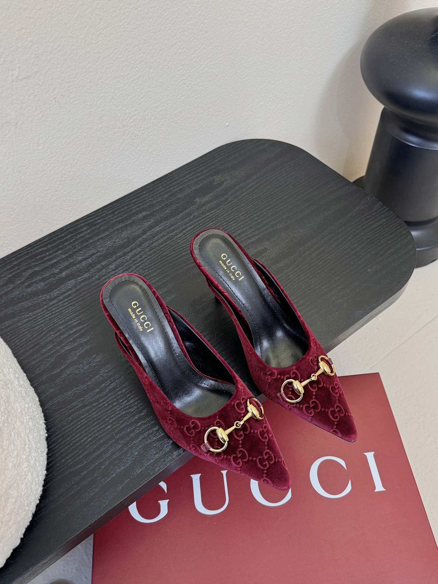 Gucci 最新D字浅金马衔扣丝绒半拖 凉鞋这款女士夹趾凉鞋搭配饰经典大D新马衔扣细节金色调配件，彰显品