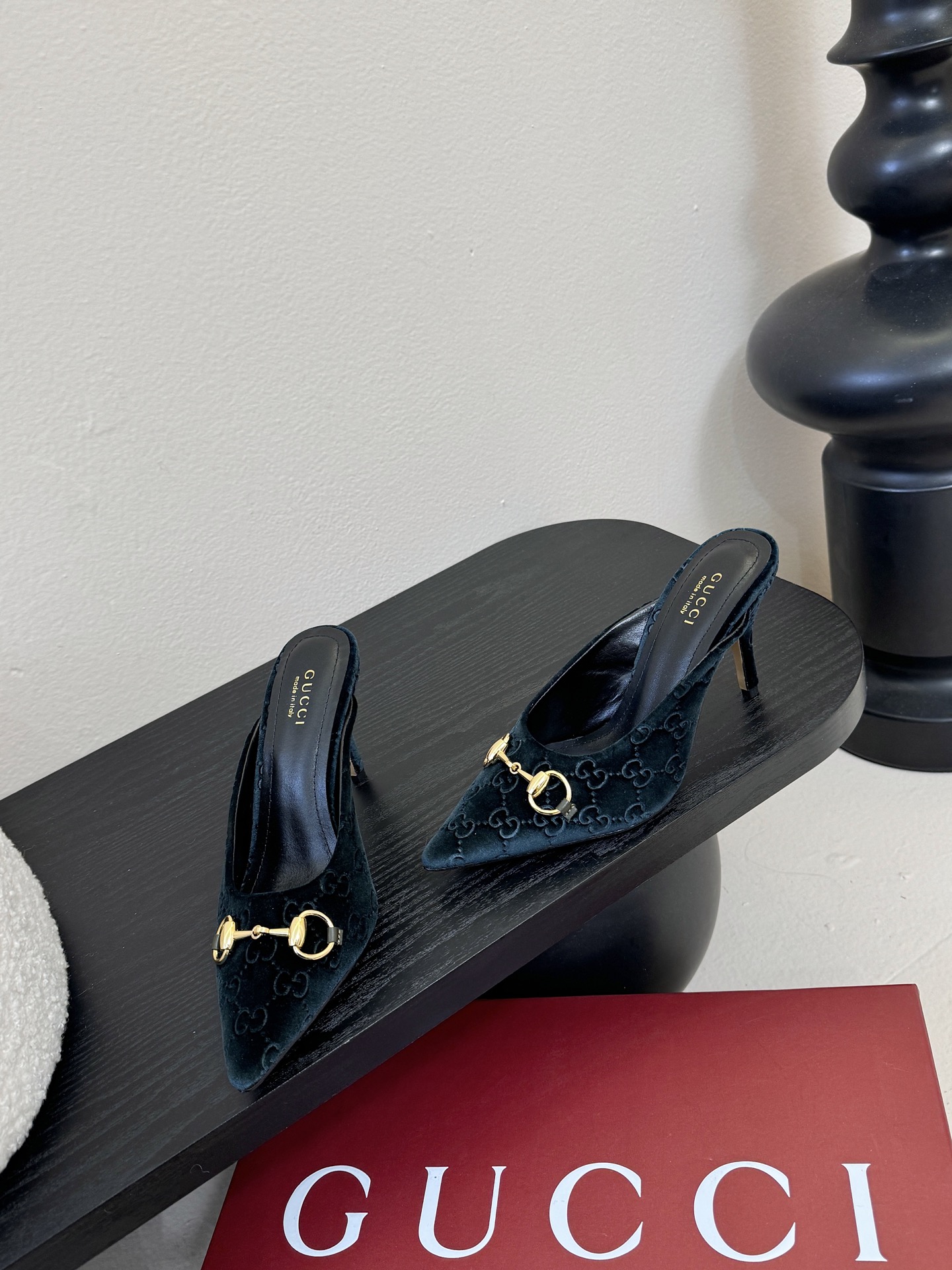 Gucci 最新D字浅金马衔扣丝绒半拖 凉鞋这款女士夹趾凉鞋搭配饰经典大D新马衔扣细节金色调配件，彰显品