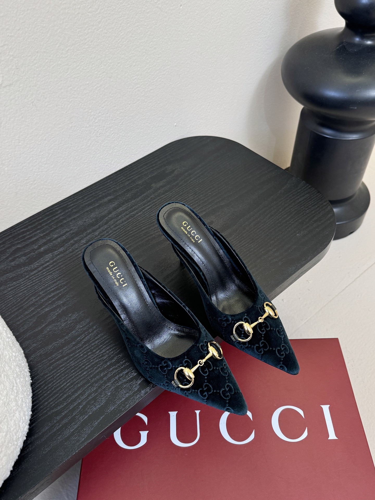 Gucci 最新D字浅金马衔扣丝绒半拖 凉鞋这款女士夹趾凉鞋搭配饰经典大D新马衔扣细节金色调配件，彰显品