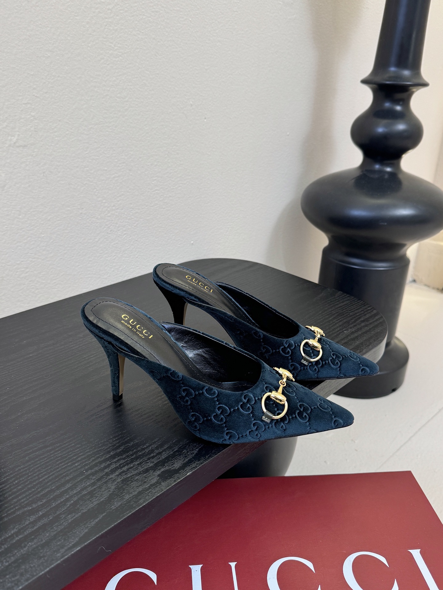 Gucci 最新D字浅金马衔扣丝绒半拖 凉鞋这款女士夹趾凉鞋搭配饰经典大D新马衔扣细节金色调配件，彰显品