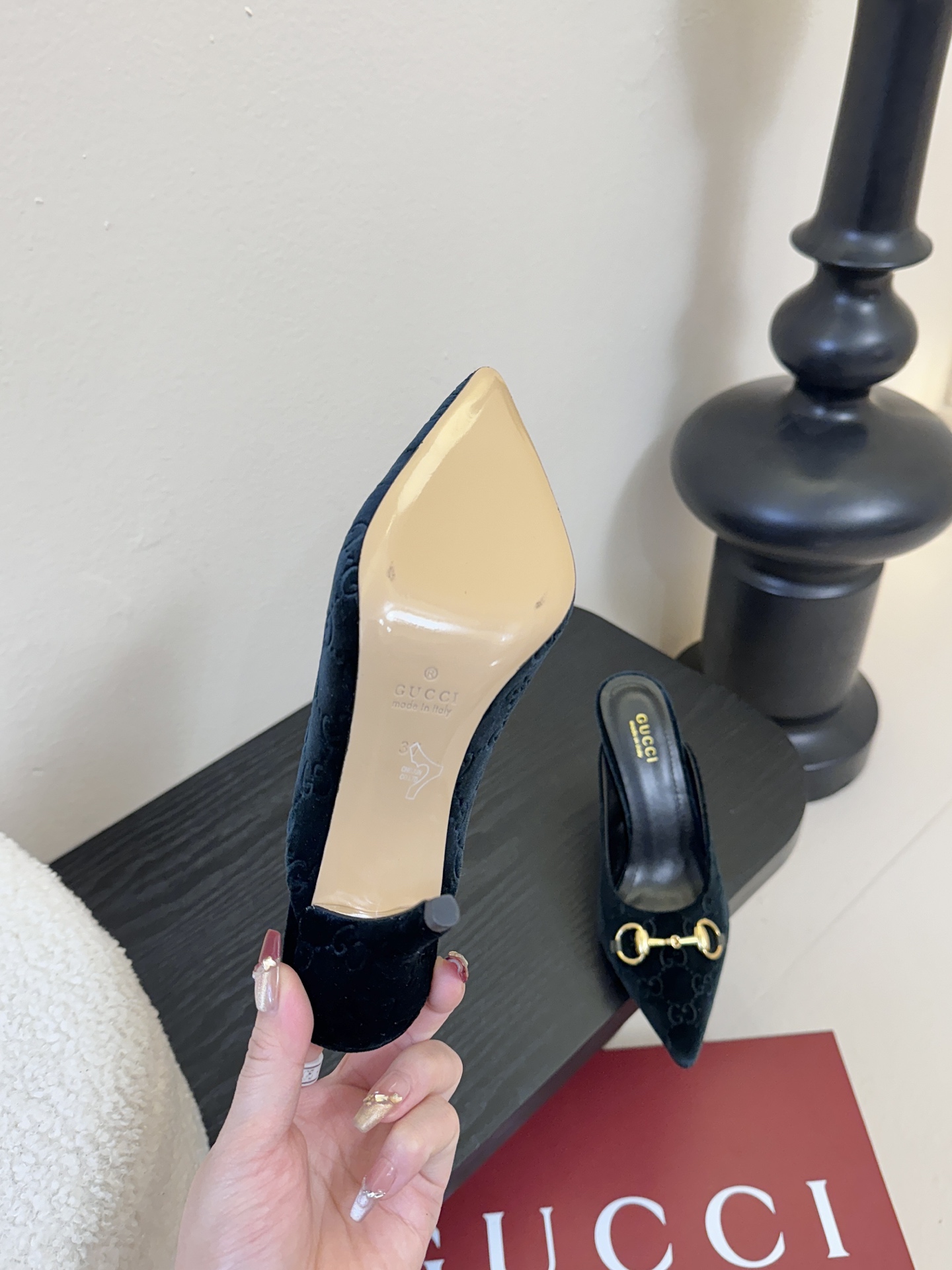 Gucci 最新D字浅金马衔扣丝绒半拖 凉鞋这款女士夹趾凉鞋搭配饰经典大D新马衔扣细节金色调配件，彰显品