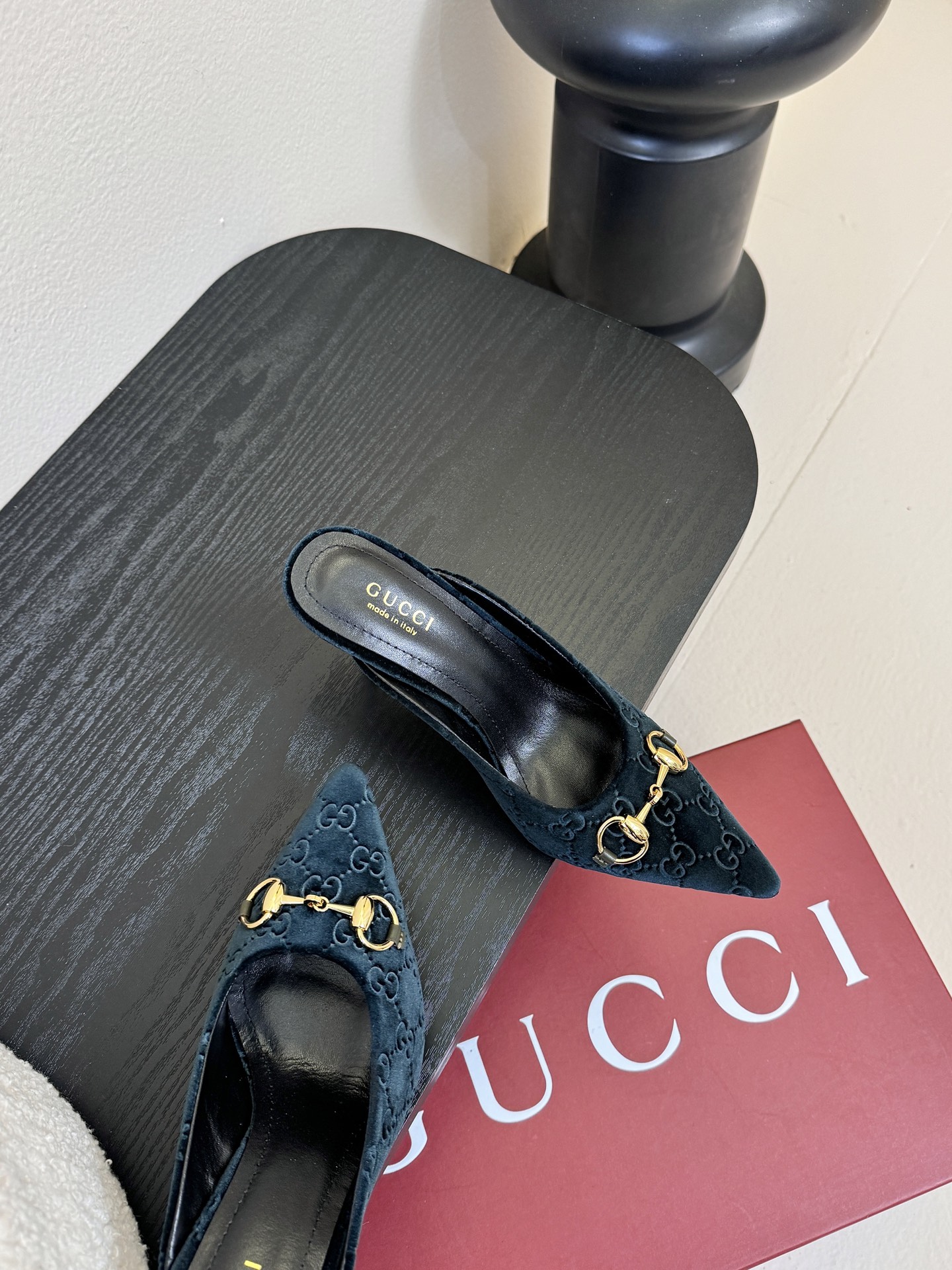 Gucci 最新D字浅金马衔扣丝绒半拖 凉鞋这款女士夹趾凉鞋搭配饰经典大D新马衔扣细节金色调配件，彰显品