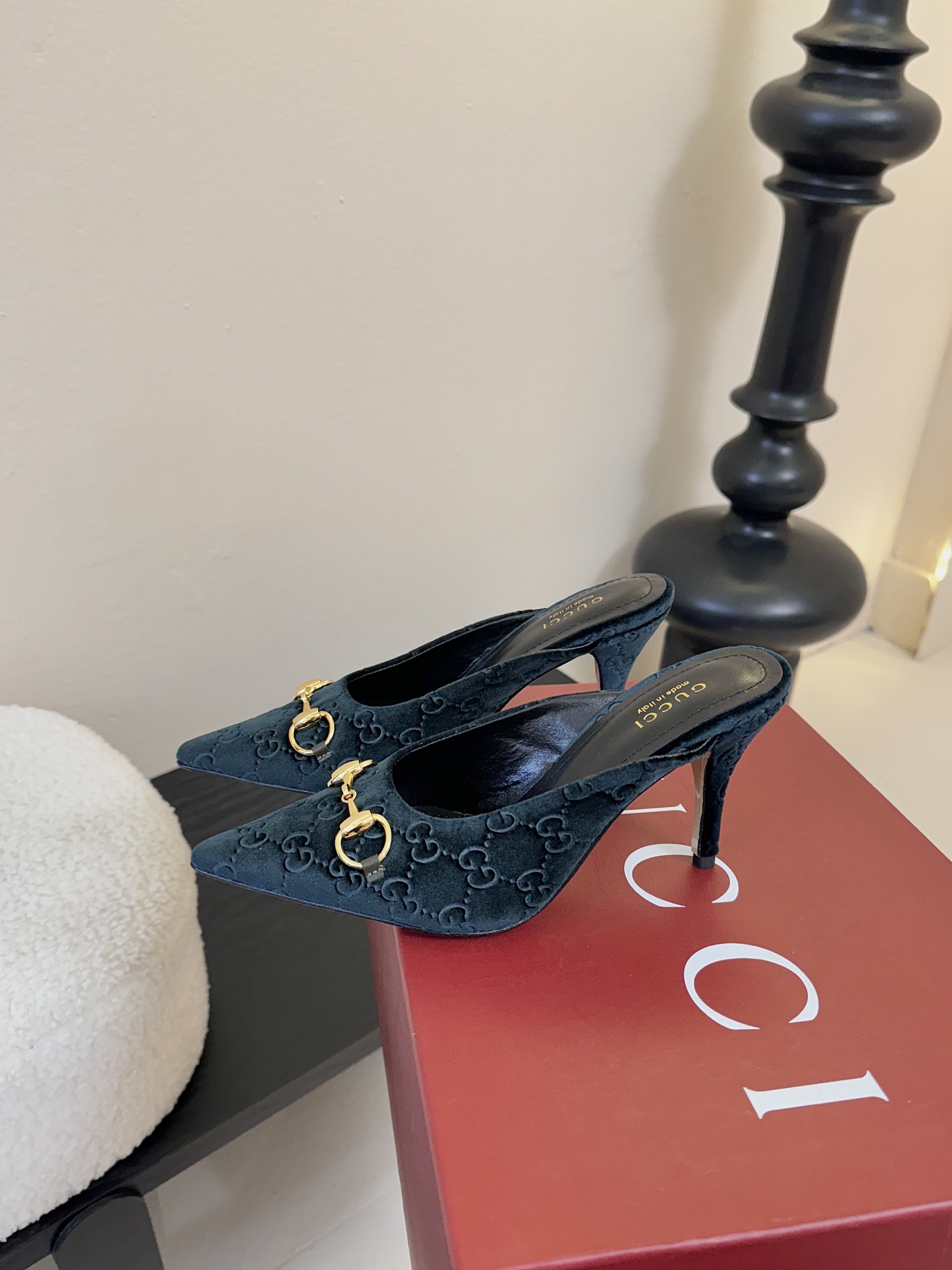 Gucci 最新D字浅金马衔扣丝绒半拖 凉鞋这款女士夹趾凉鞋搭配饰经典大D新马衔扣细节金色调配件，彰显品