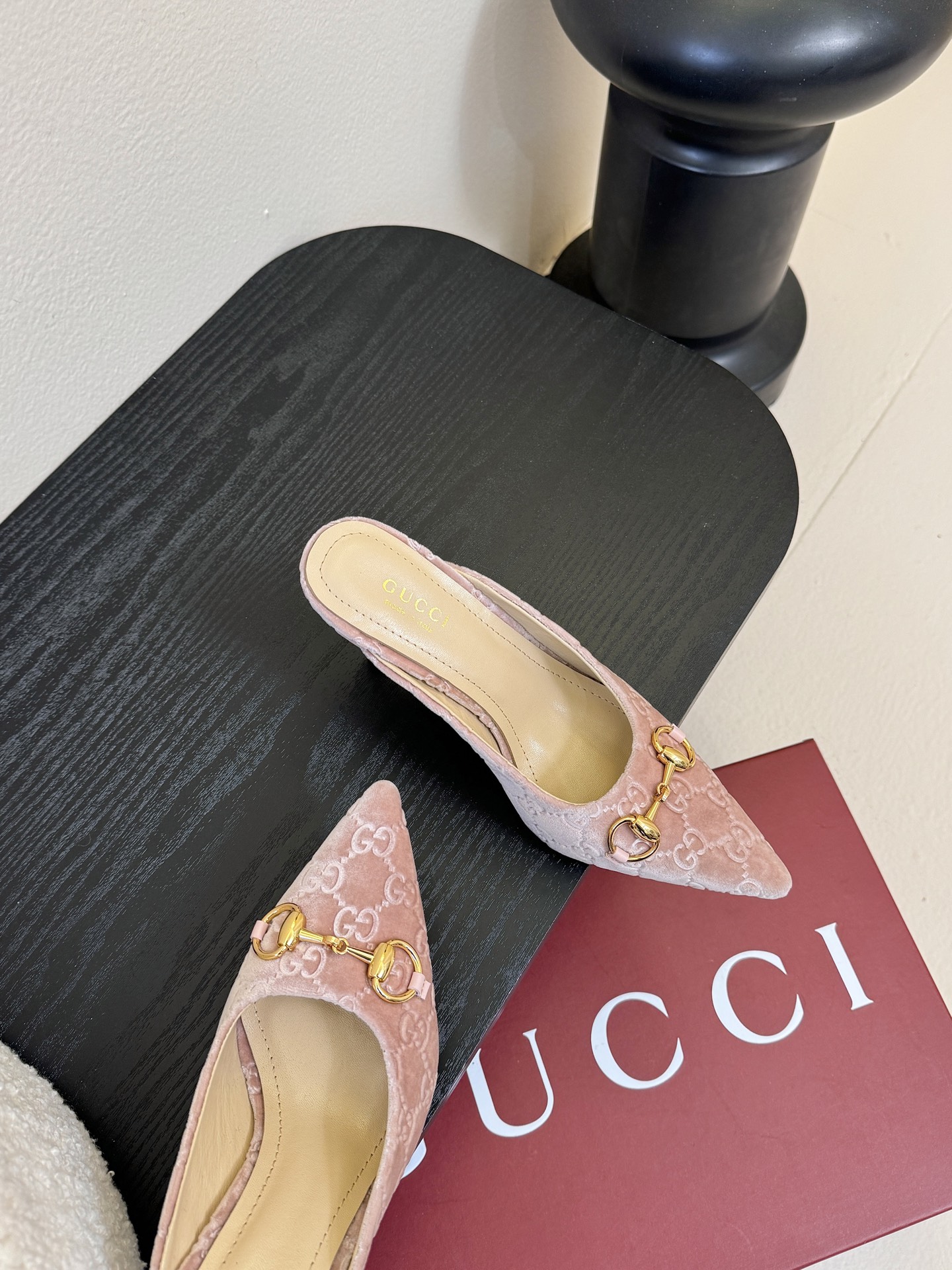 Gucci 最新D字浅金马衔扣丝绒半拖 凉鞋这款女士夹趾凉鞋搭配饰经典大D新马衔扣细节金色调配件，彰显品