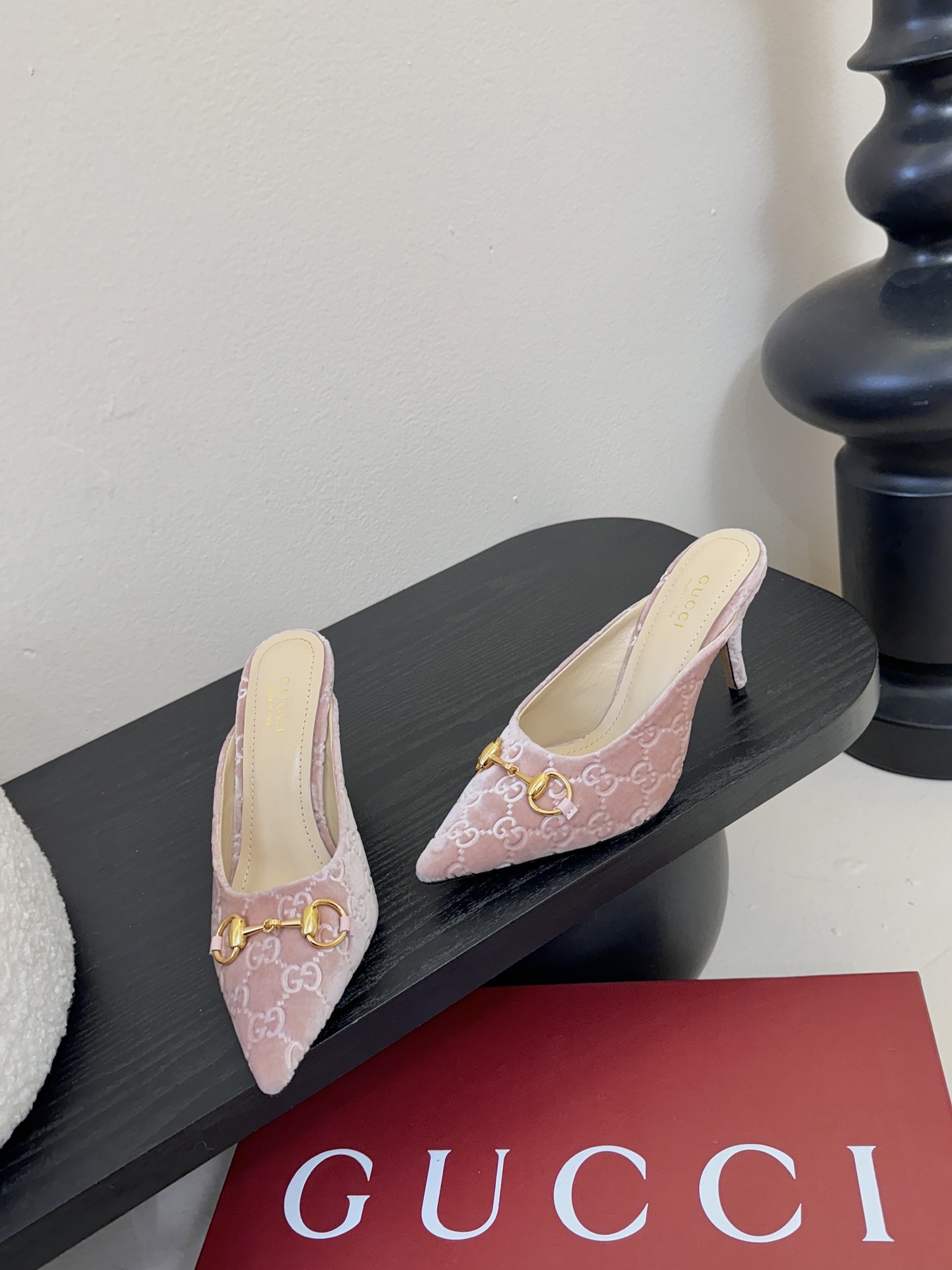 Gucci 最新D字浅金马衔扣丝绒半拖 凉鞋这款女士夹趾凉鞋搭配饰经典大D新马衔扣细节金色调配件，彰显品