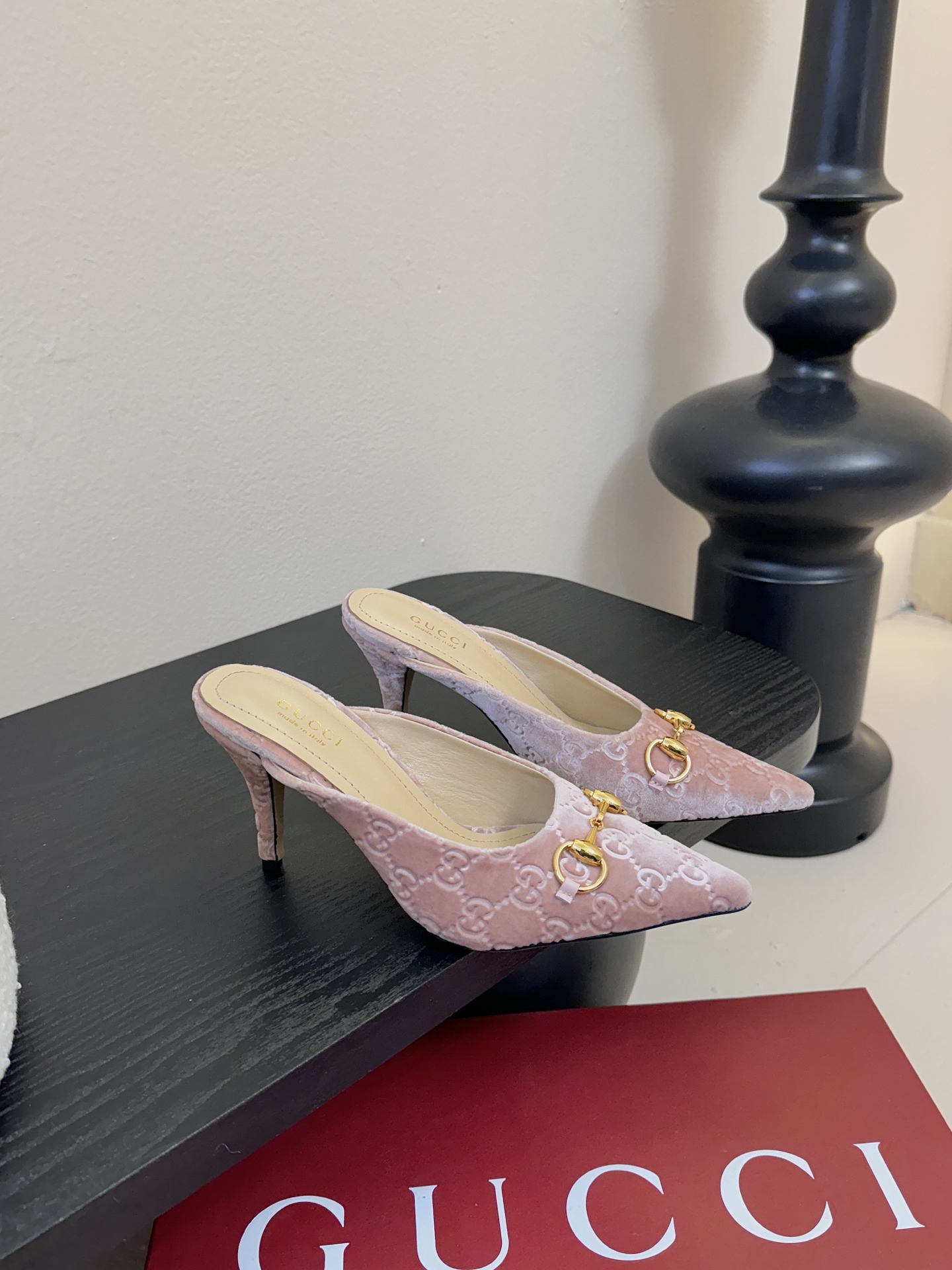 Gucci 最新D字浅金马衔扣丝绒半拖 凉鞋这款女士夹趾凉鞋搭配饰经典大D新马衔扣细节金色调配件，彰显品