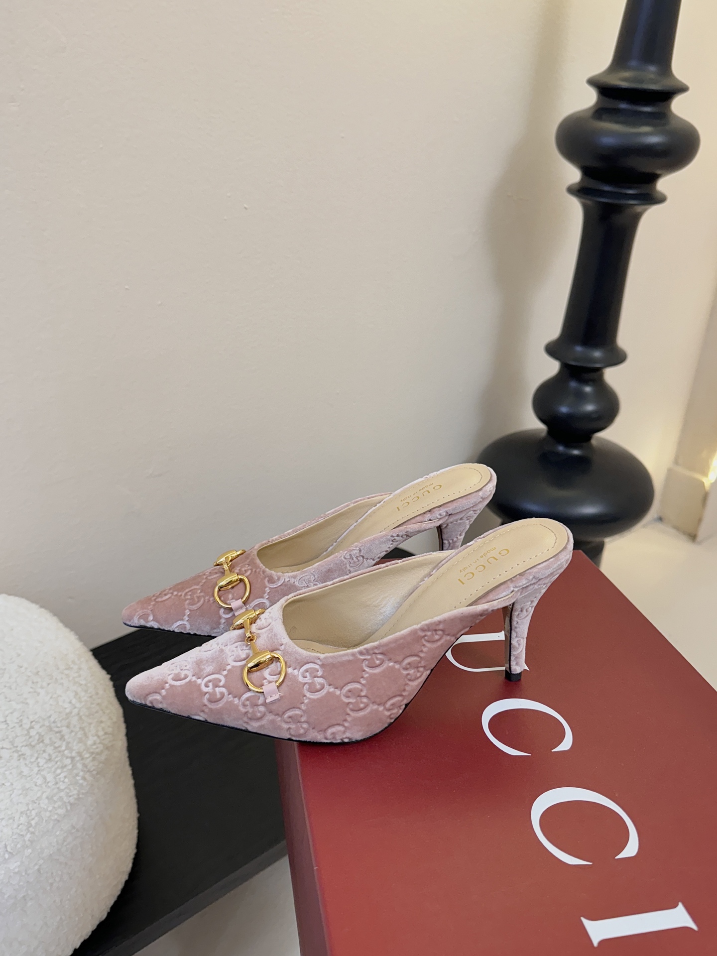 Gucci 最新D字浅金马衔扣丝绒半拖 凉鞋这款女士夹趾凉鞋搭配饰经典大D新马衔扣细节金色调配件，彰显品