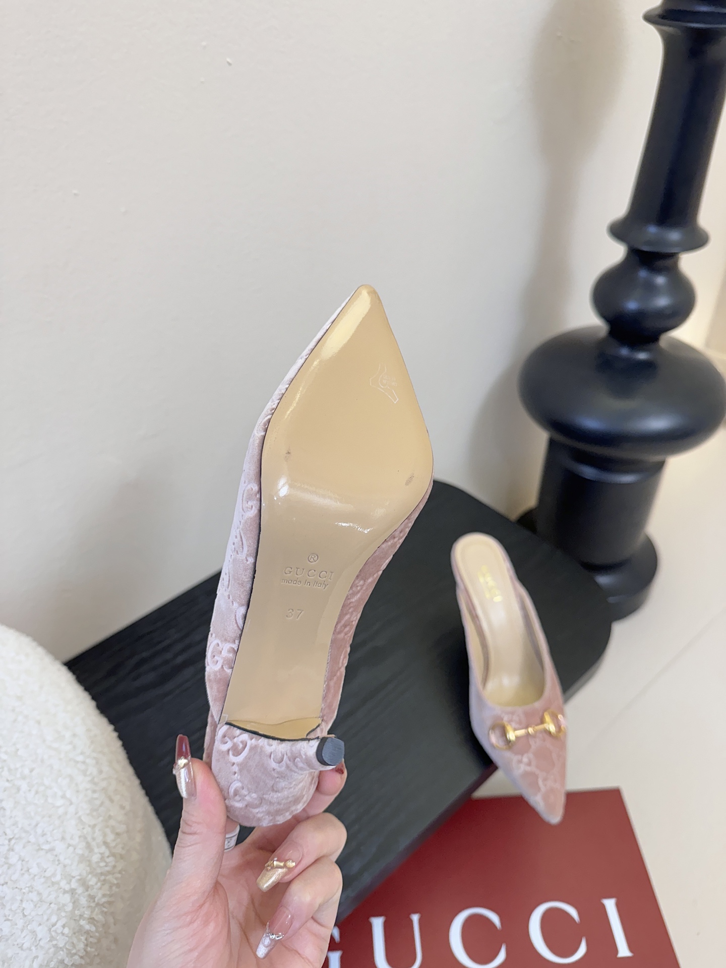 Gucci 最新D字浅金马衔扣丝绒半拖 凉鞋这款女士夹趾凉鞋搭配饰经典大D新马衔扣细节金色调配件，彰显品