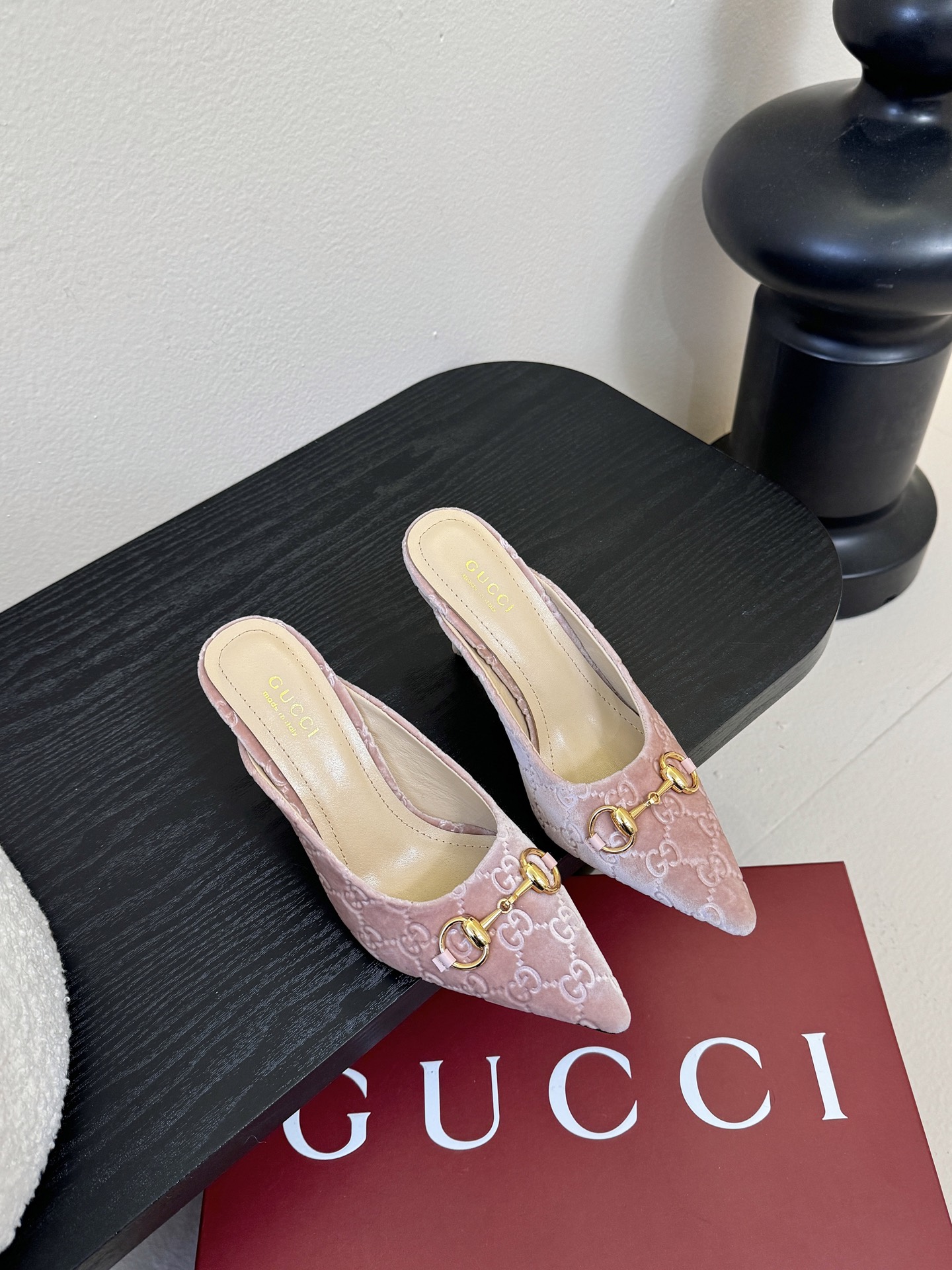 Gucci 最新D字浅金马衔扣丝绒半拖 凉鞋这款女士夹趾凉鞋搭配饰经典大D新马衔扣细节金色调配件，彰显品