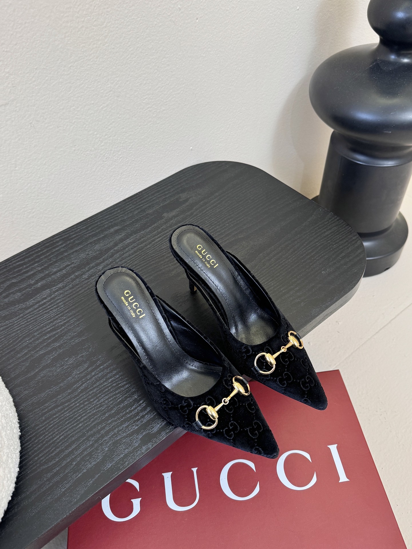 Gucci 最新D字浅金马衔扣丝绒半拖 凉鞋这款女士夹趾凉鞋搭配饰经典大D新马衔扣细节金色调配件，彰显品