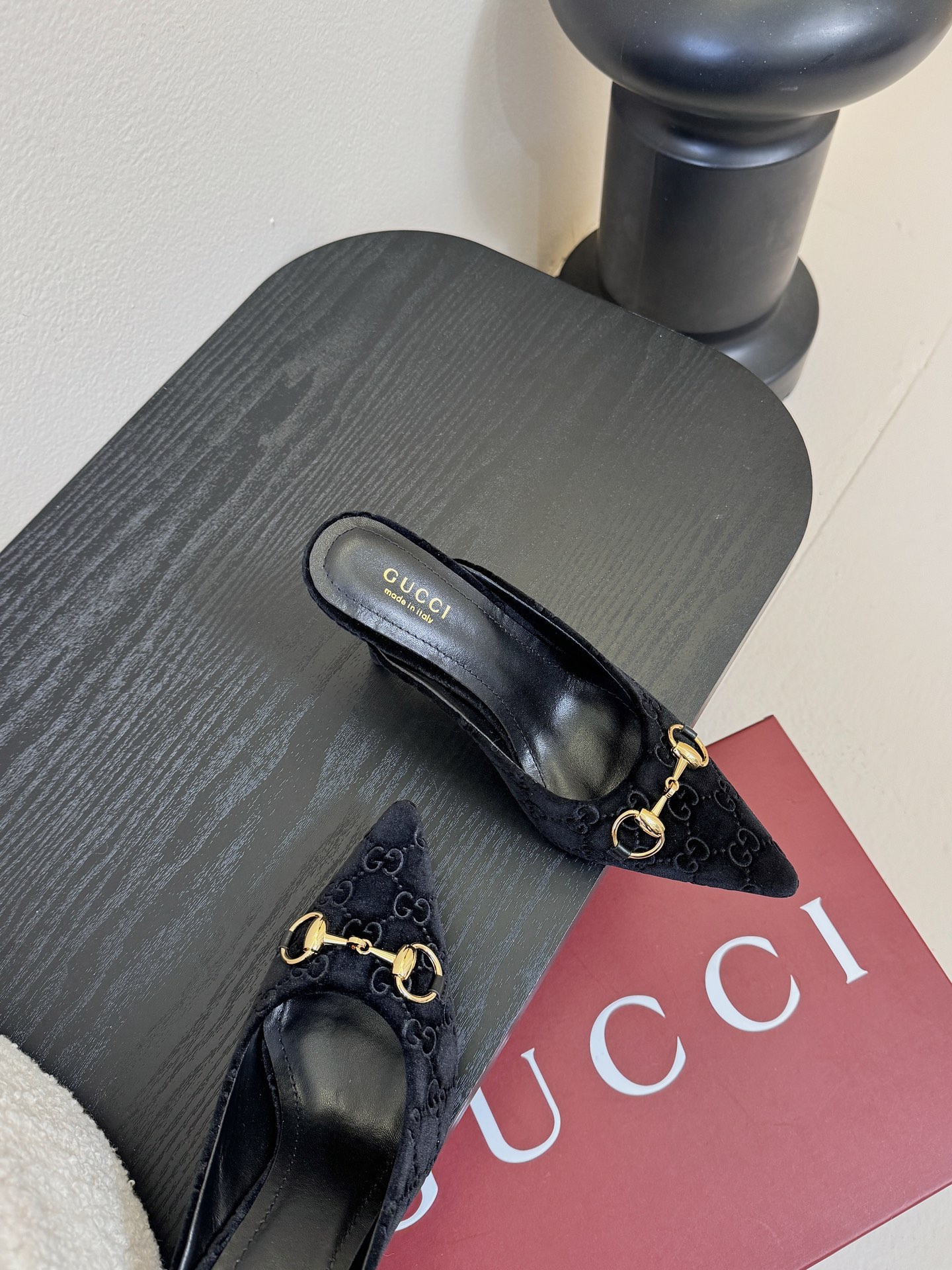 Gucci 最新D字浅金马衔扣丝绒半拖 凉鞋这款女士夹趾凉鞋搭配饰经典大D新马衔扣细节金色调配件，彰显品