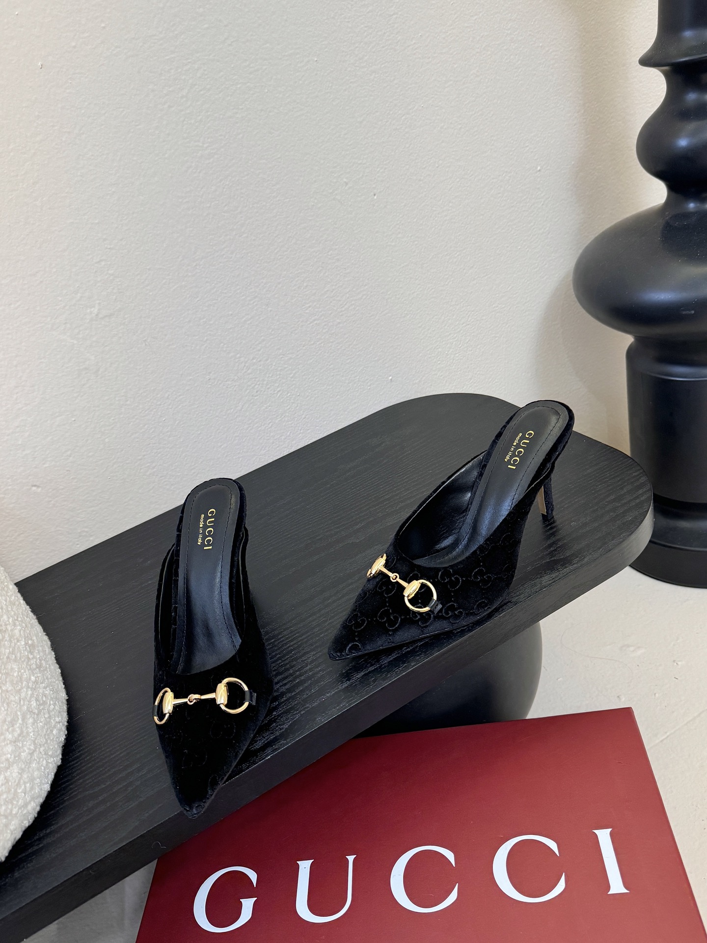 Gucci 最新D字浅金马衔扣丝绒半拖 凉鞋这款女士夹趾凉鞋搭配饰经典大D新马衔扣细节金色调配件，彰显品