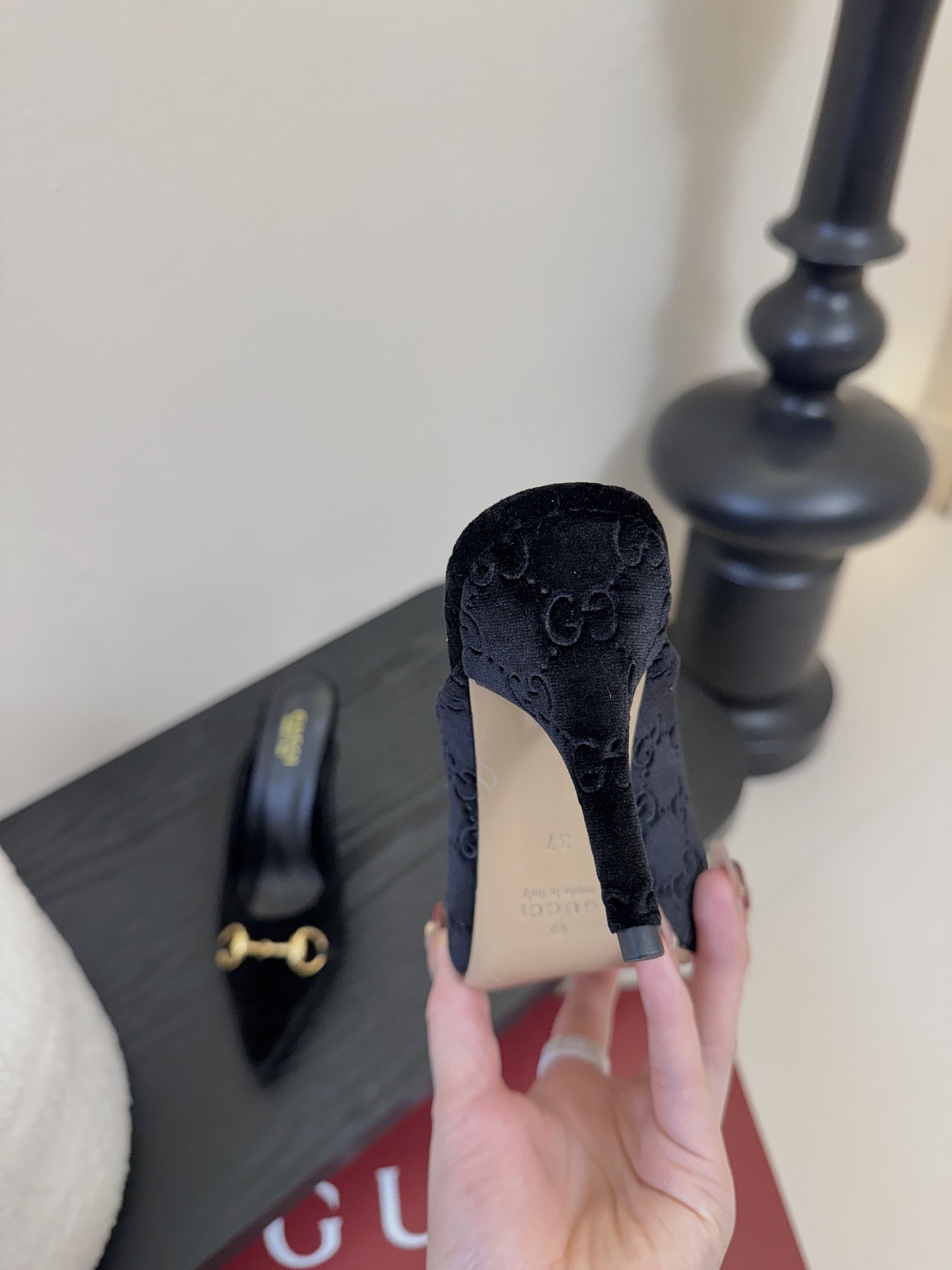 Gucci 最新D字浅金马衔扣丝绒半拖 凉鞋这款女士夹趾凉鞋搭配饰经典大D新马衔扣细节金色调配件，彰显品