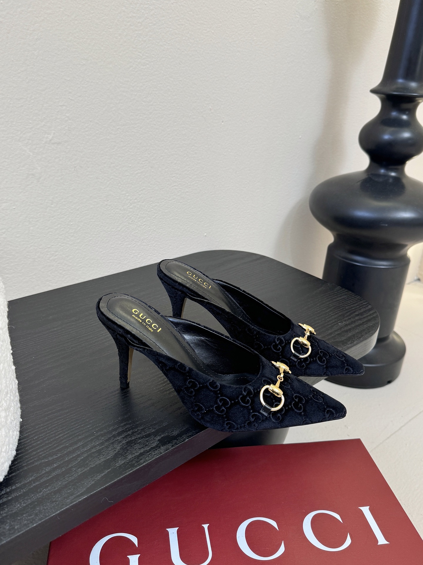 Gucci 最新D字浅金马衔扣丝绒半拖 凉鞋这款女士夹趾凉鞋搭配饰经典大D新马衔扣细节金色调配件，彰显品