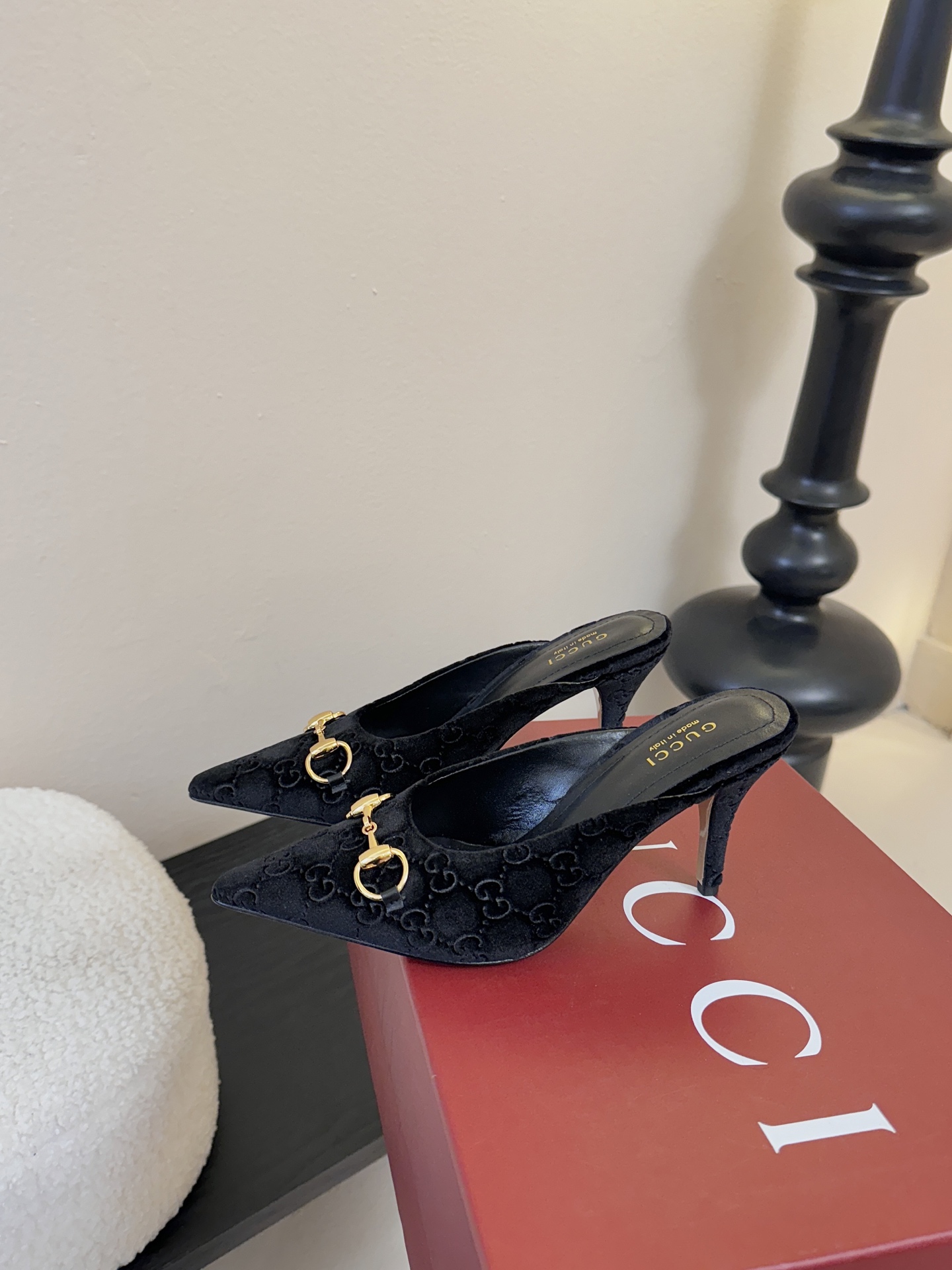 Gucci 最新D字浅金马衔扣丝绒半拖 凉鞋这款女士夹趾凉鞋搭配饰经典大D新马衔扣细节金色调配件，彰显品