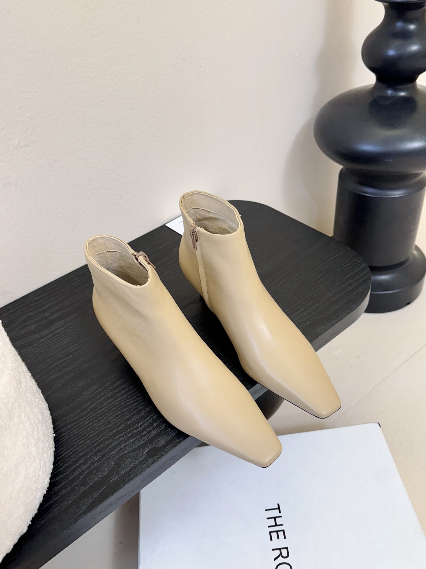 THE ROW25秋冬新品小方头猫跟小短靴裸鞋！这款短靴简直是可以被叫做断货王！小小方头设计极简又高级感