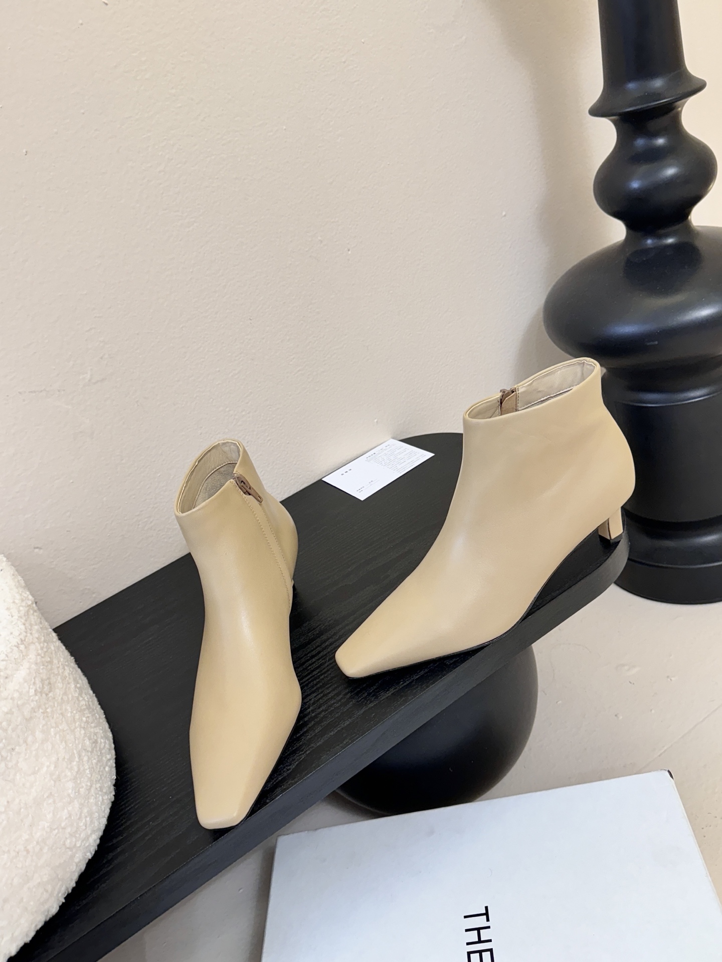 THE ROW25秋冬新品小方头猫跟小短靴裸鞋！这款短靴简直是可以被叫做断货王！小小方头设计极简又高级感