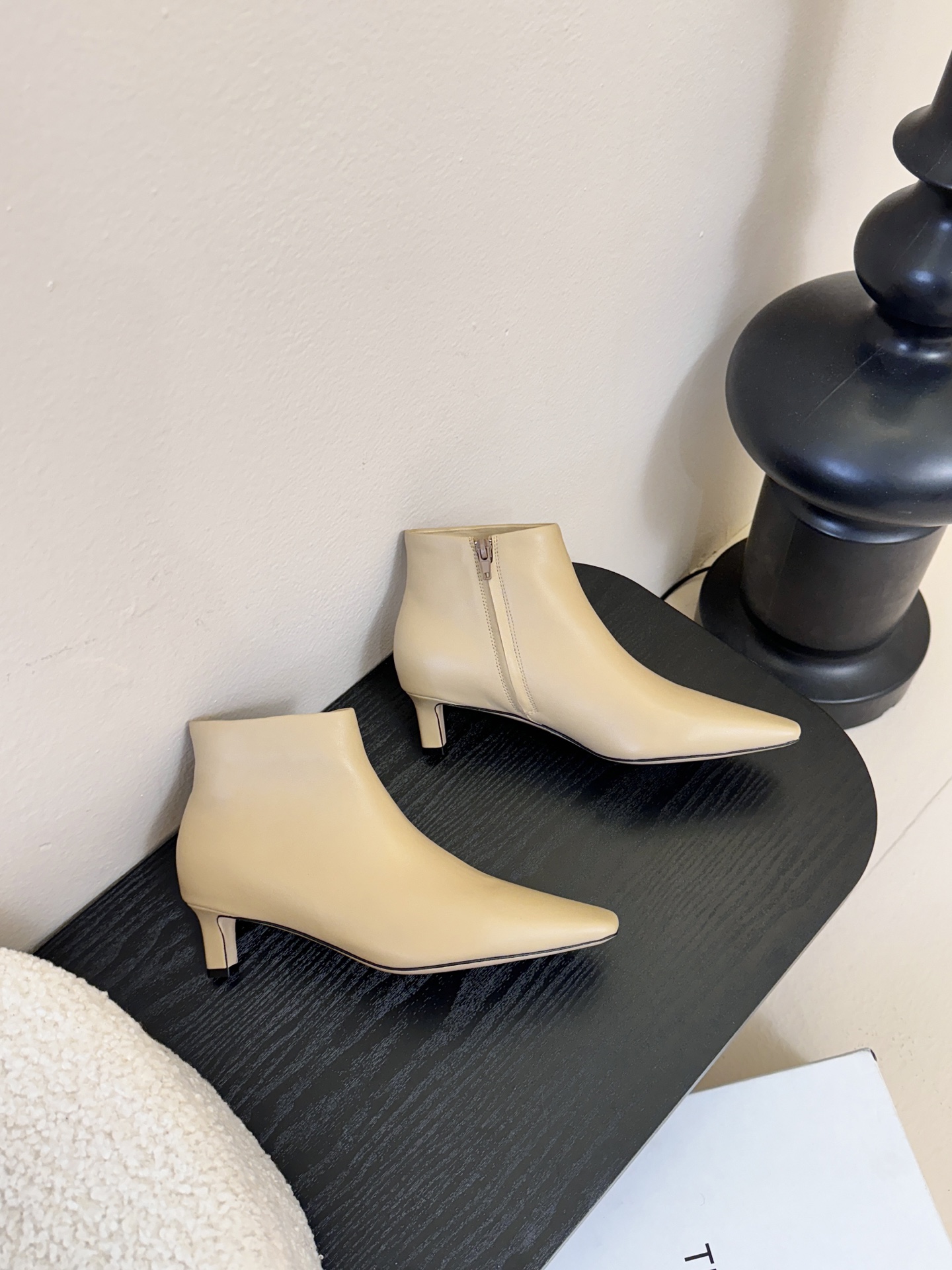 THE ROW25秋冬新品小方头猫跟小短靴裸鞋！这款短靴简直是可以被叫做断货王！小小方头设计极简又高级感