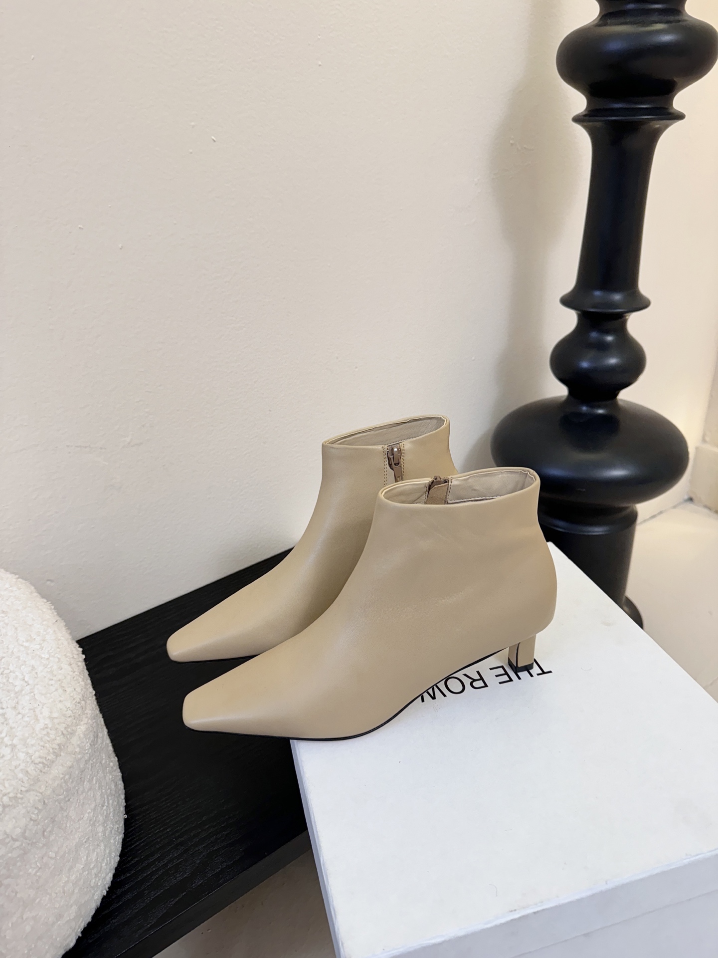 THE ROW25秋冬新品小方头猫跟小短靴裸鞋！这款短靴简直是可以被叫做断货王！小小方头设计极简又高级感