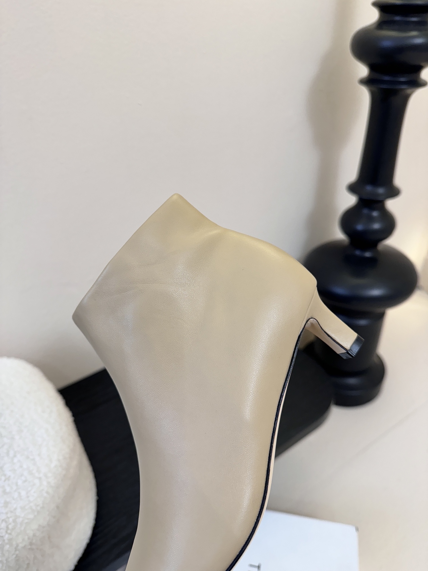 THE ROW25秋冬新品小方头猫跟小短靴裸鞋！这款短靴简直是可以被叫做断货王！小小方头设计极简又高级感