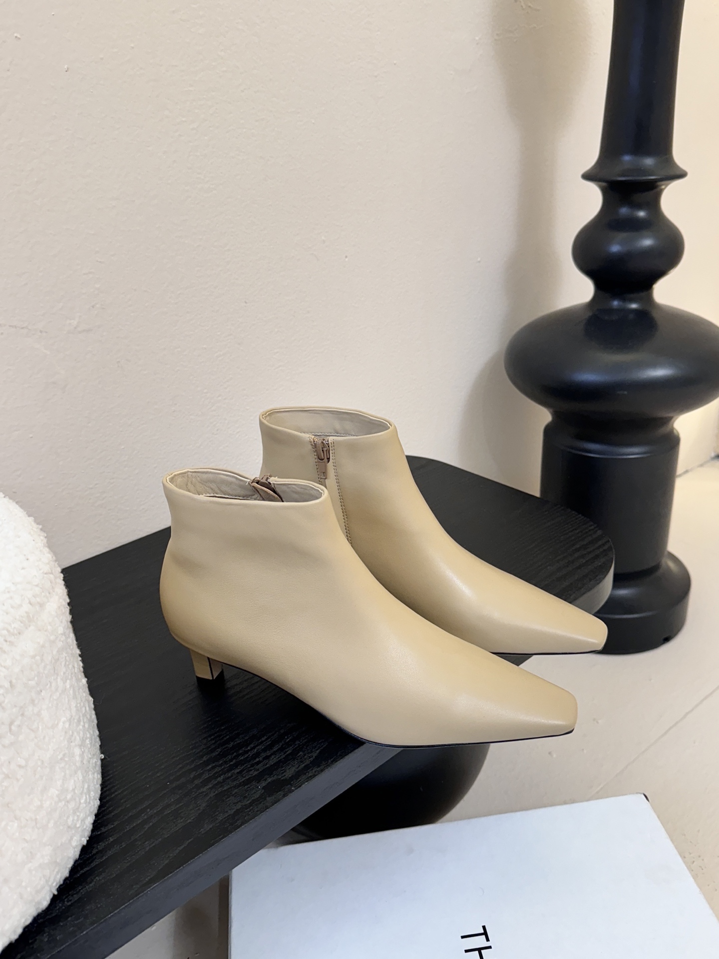 THE ROW25秋冬新品小方头猫跟小短靴裸鞋！这款短靴简直是可以被叫做断货王！小小方头设计极简又高级感