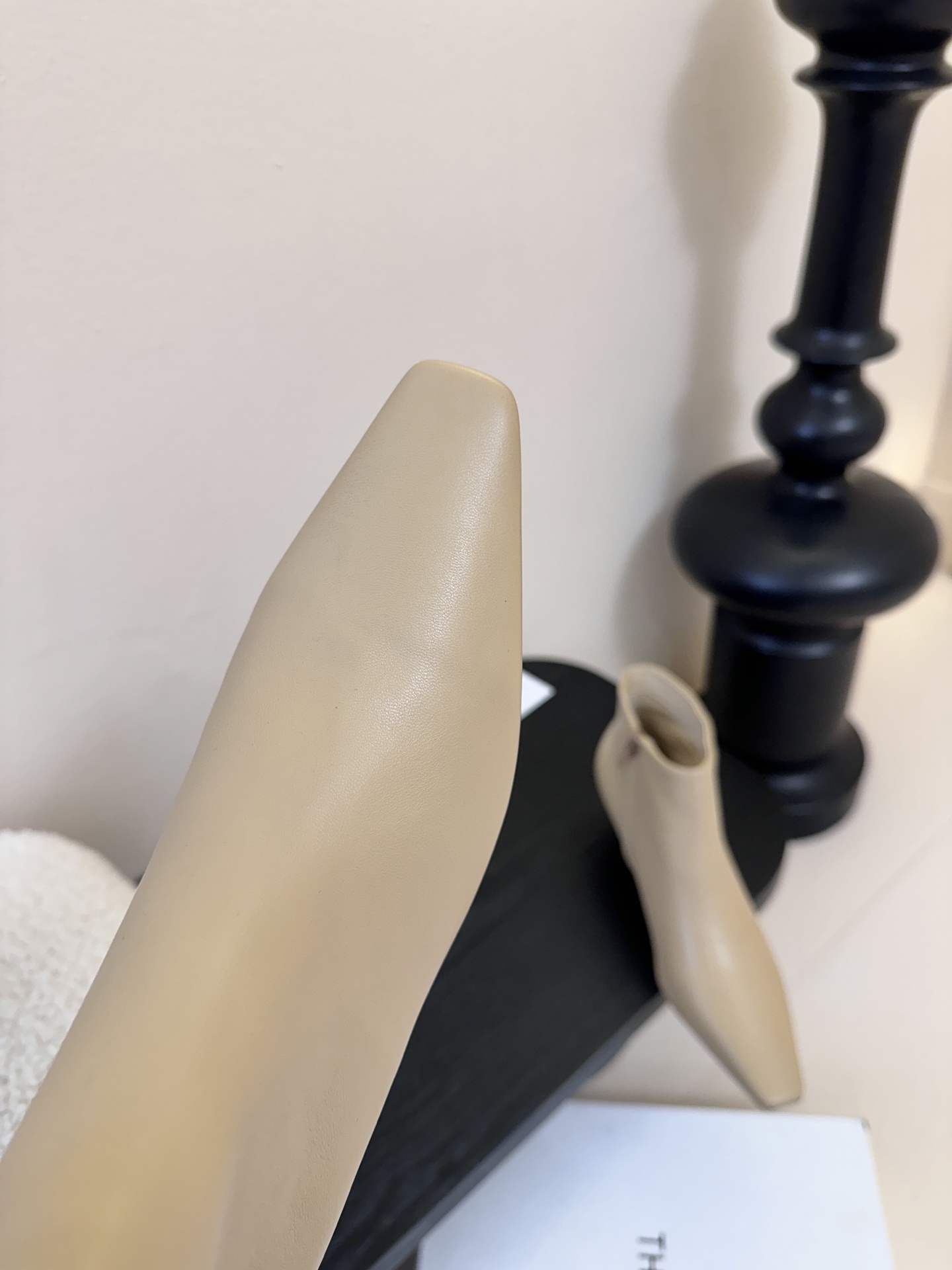 THE ROW25秋冬新品小方头猫跟小短靴裸鞋！这款短靴简直是可以被叫做断货王！小小方头设计极简又高级感