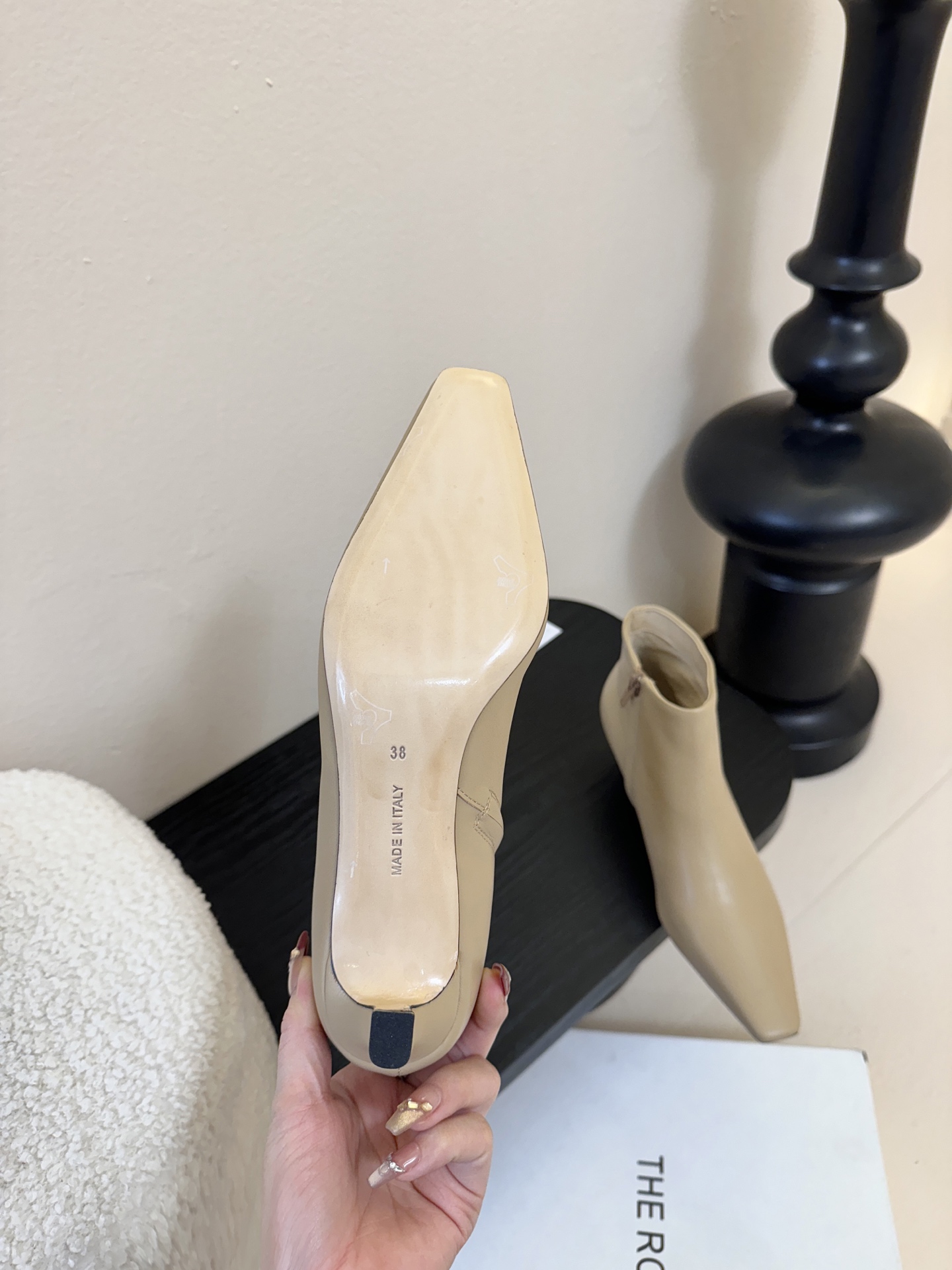 THE ROW25秋冬新品小方头猫跟小短靴裸鞋！这款短靴简直是可以被叫做断货王！小小方头设计极简又高级感