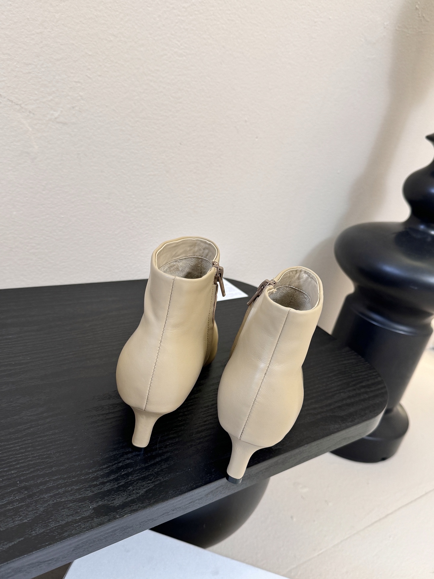 THE ROW25秋冬新品小方头猫跟小短靴裸鞋！这款短靴简直是可以被叫做断货王！小小方头设计极简又高级感