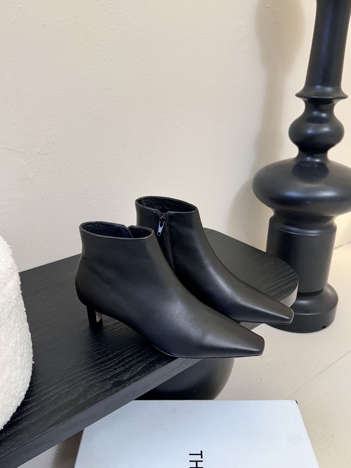 THE ROW25秋冬新品小方头猫跟小短靴裸鞋！这款短靴简直是可以被叫做断货王！小小方头设计极简又高级感