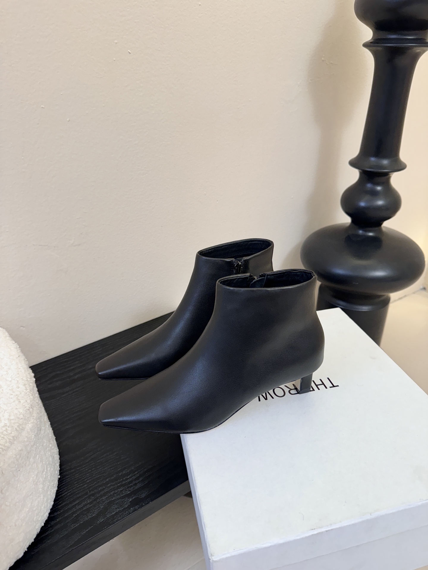 THE ROW25秋冬新品小方头猫跟小短靴裸鞋！这款短靴简直是可以被叫做断货王！小小方头设计极简又高级感