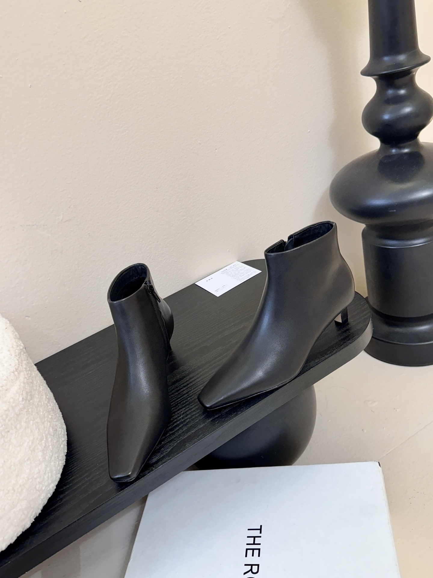 THE ROW25秋冬新品小方头猫跟小短靴裸鞋！这款短靴简直是可以被叫做断货王！小小方头设计极简又高级感