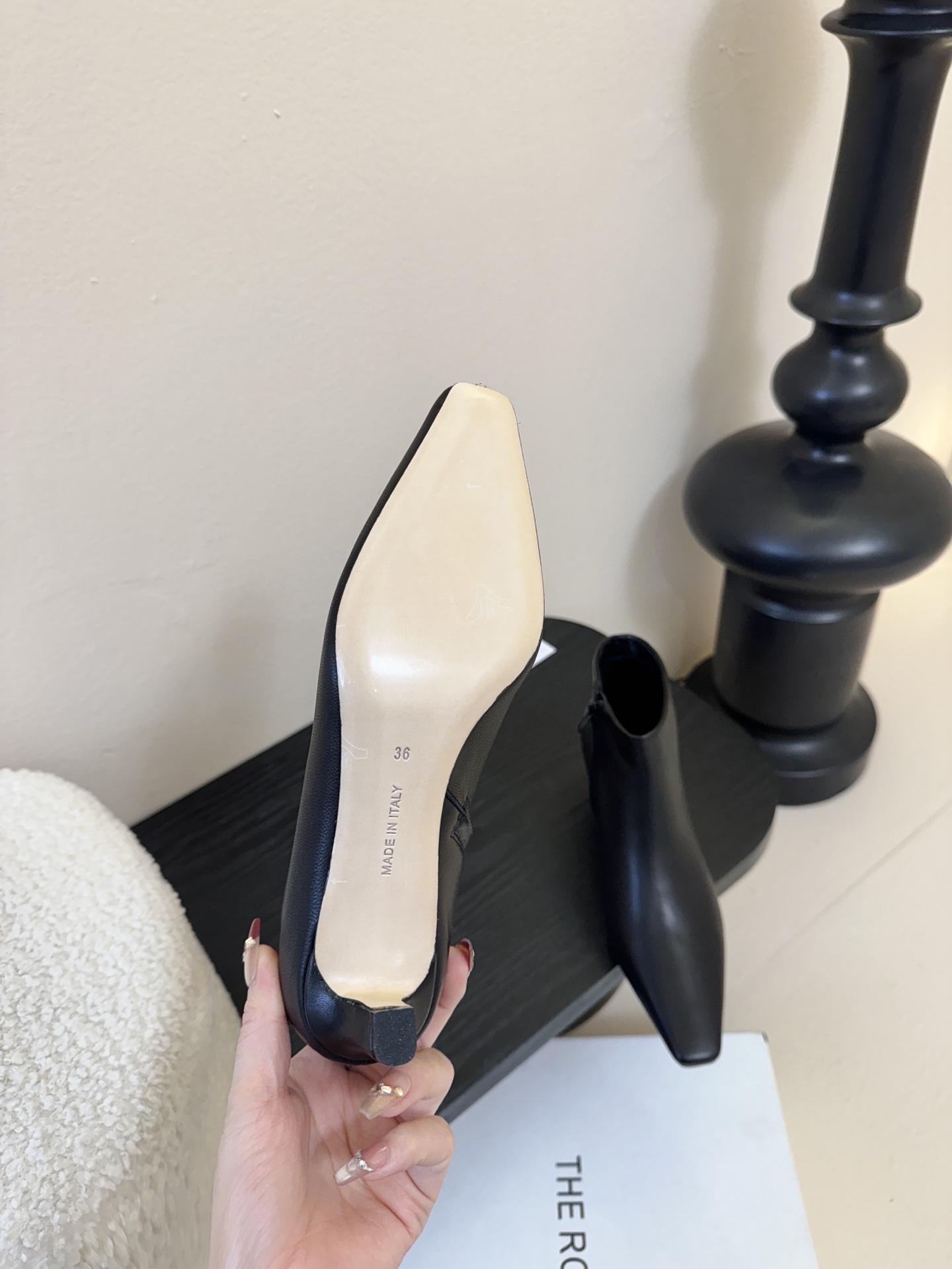 THE ROW25秋冬新品小方头猫跟小短靴裸鞋！这款短靴简直是可以被叫做断货王！小小方头设计极简又高级感