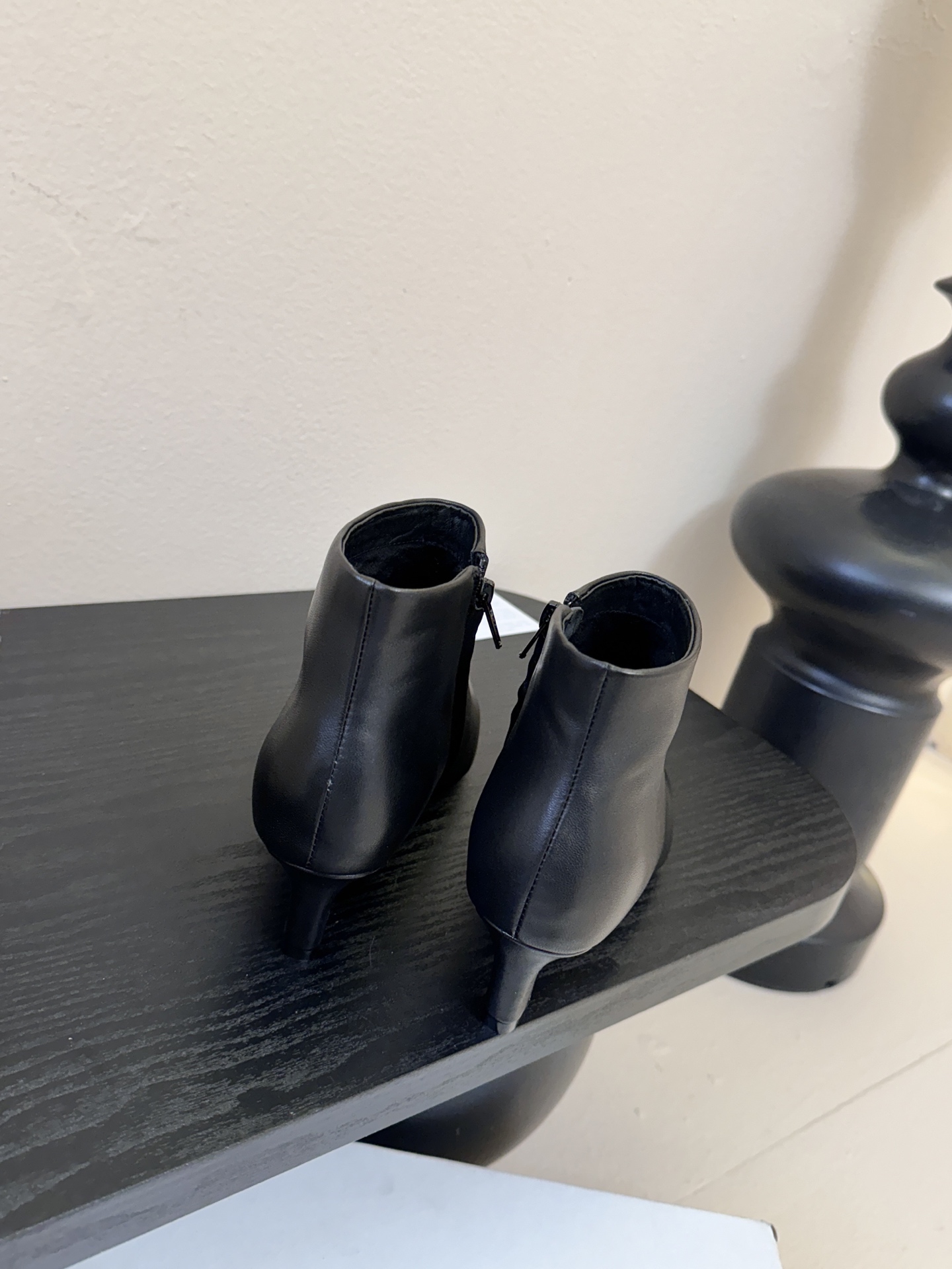 THE ROW25秋冬新品小方头猫跟小短靴裸鞋！这款短靴简直是可以被叫做断货王！小小方头设计极简又高级感