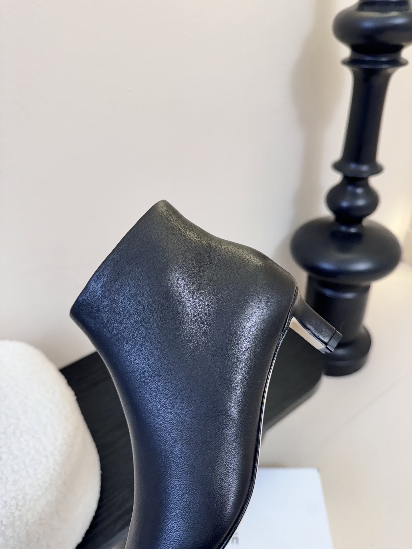 THE ROW25秋冬新品小方头猫跟小短靴裸鞋！这款短靴简直是可以被叫做断货王！小小方头设计极简又高级感