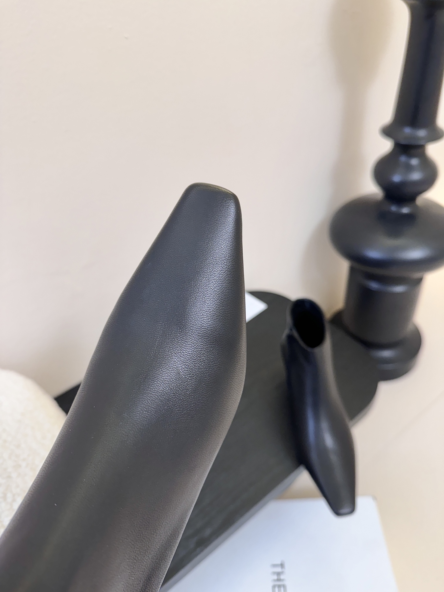 THE ROW25秋冬新品小方头猫跟小短靴裸鞋！这款短靴简直是可以被叫做断货王！小小方头设计极简又高级感