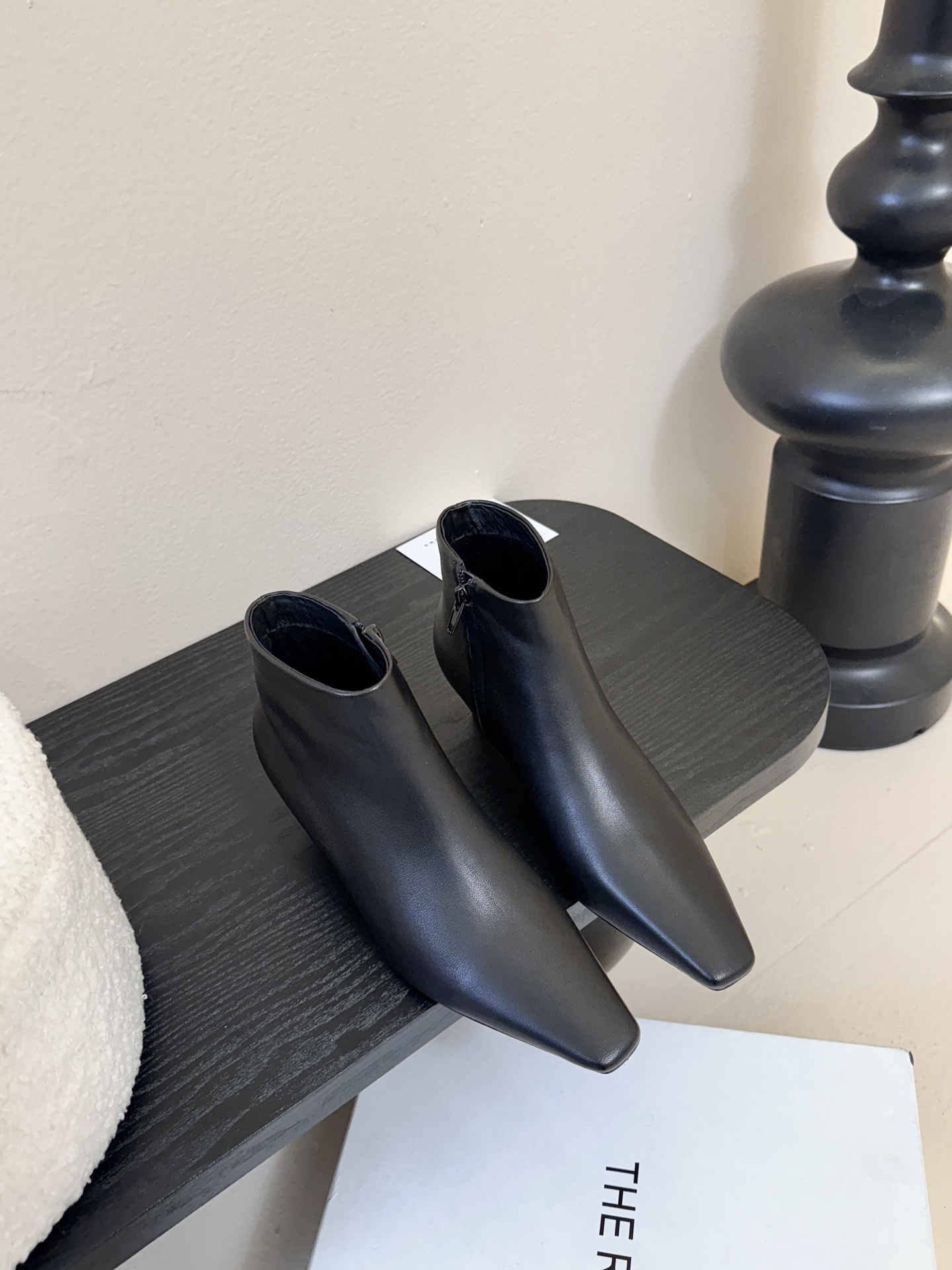 THE ROW25秋冬新品小方头猫跟小短靴裸鞋！这款短靴简直是可以被叫做断货王！小小方头设计极简又高级感