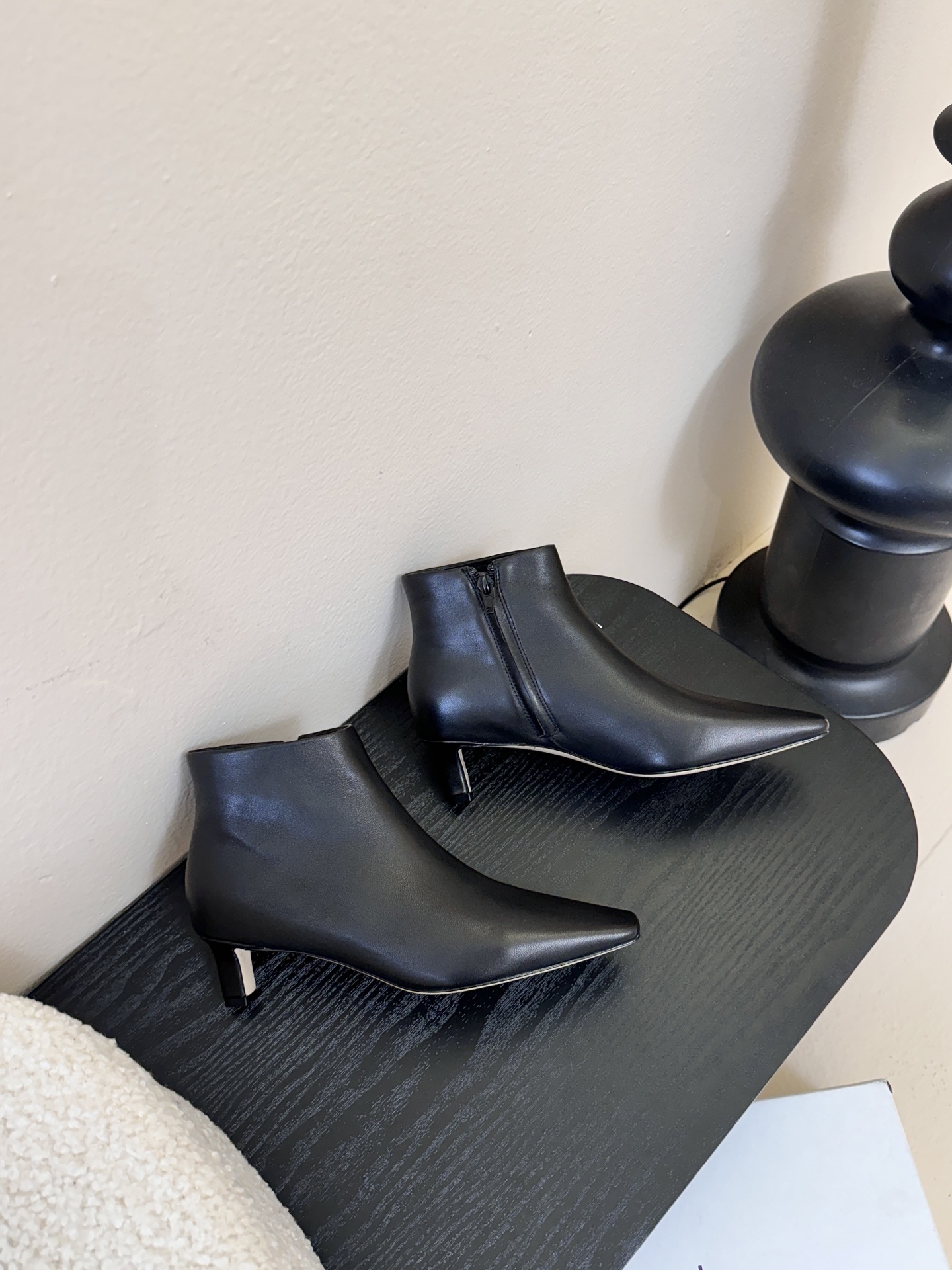 THE ROW25秋冬新品小方头猫跟小短靴裸鞋！这款短靴简直是可以被叫做断货王！小小方头设计极简又高级感