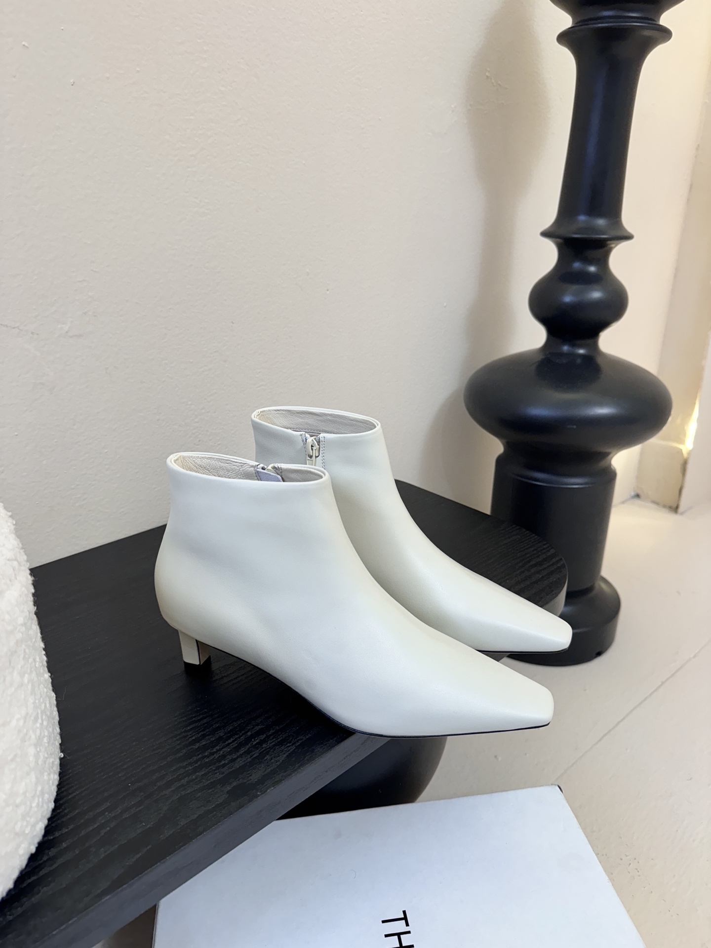 THE ROW25秋冬新品小方头猫跟小短靴裸鞋！这款短靴简直是可以被叫做断货王！小小方头设计极简又高级感