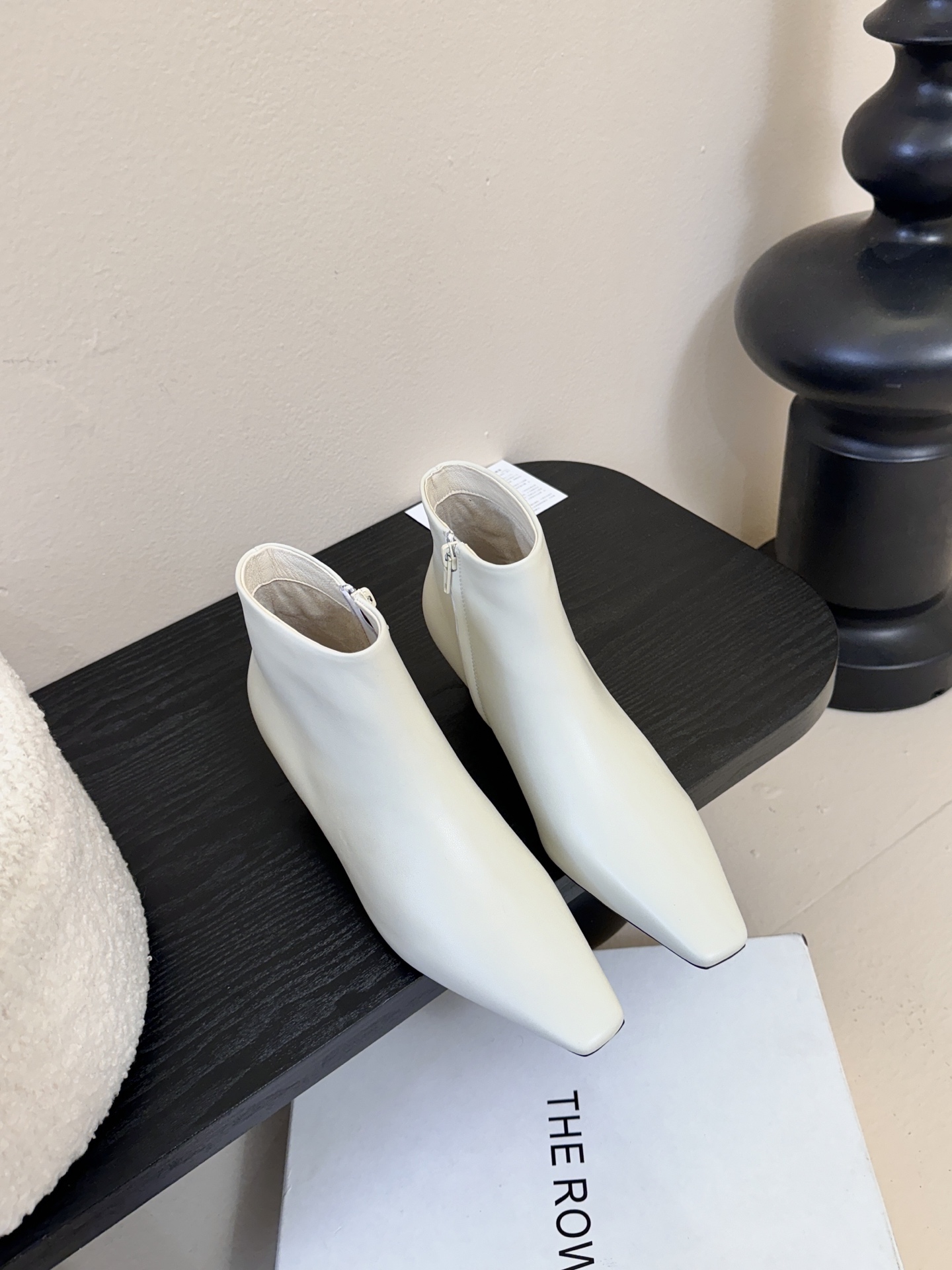 THE ROW25秋冬新品小方头猫跟小短靴裸鞋！这款短靴简直是可以被叫做断货王！小小方头设计极简又高级感