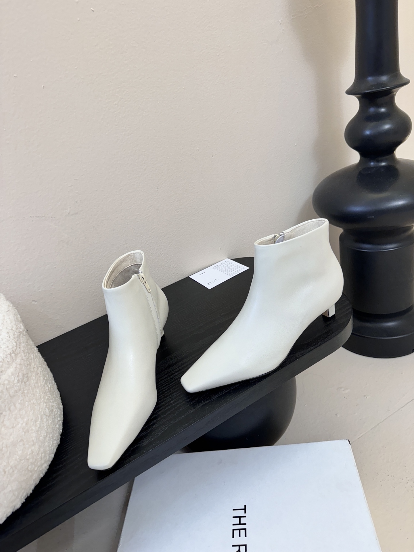 THE ROW25秋冬新品小方头猫跟小短靴裸鞋！这款短靴简直是可以被叫做断货王！小小方头设计极简又高级感