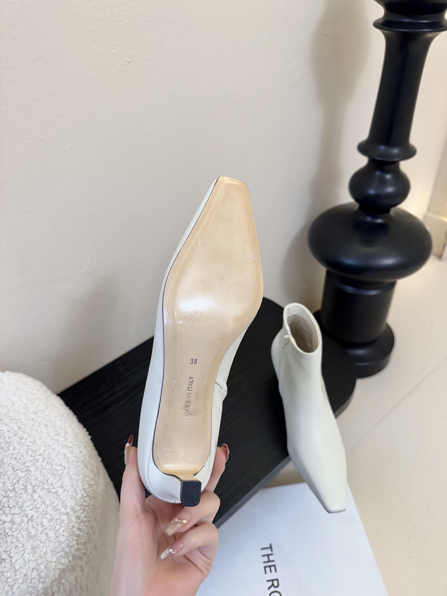 THE ROW25秋冬新品小方头猫跟小短靴裸鞋！这款短靴简直是可以被叫做断货王！小小方头设计极简又高级感