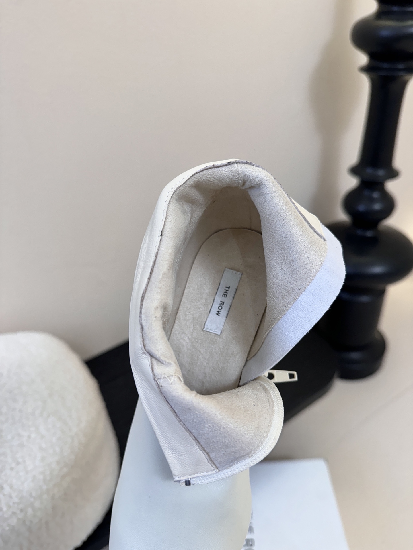 THE ROW25秋冬新品小方头猫跟小短靴裸鞋！这款短靴简直是可以被叫做断货王！小小方头设计极简又高级感