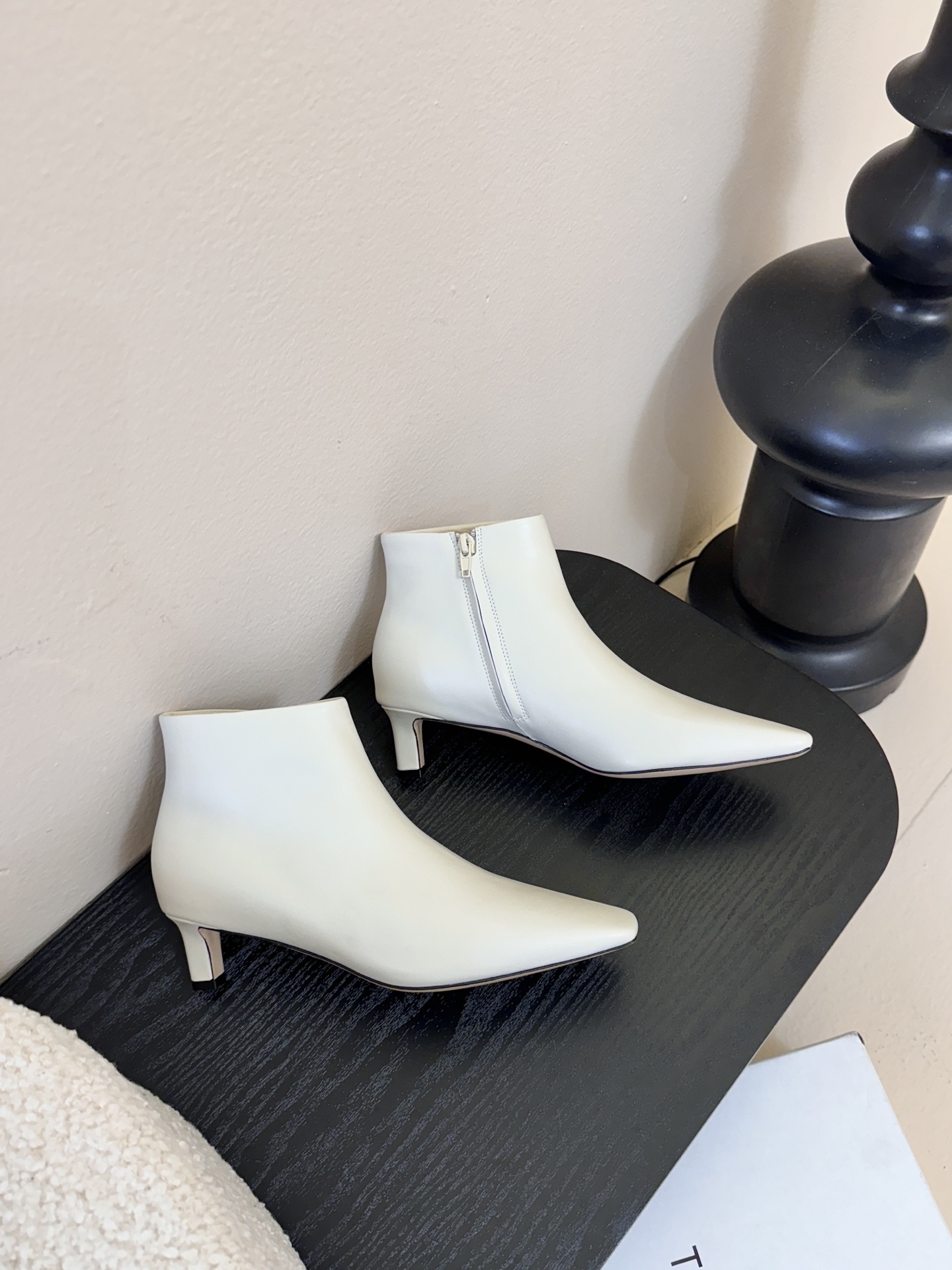 THE ROW25秋冬新品小方头猫跟小短靴裸鞋！这款短靴简直是可以被叫做断货王！小小方头设计极简又高级感