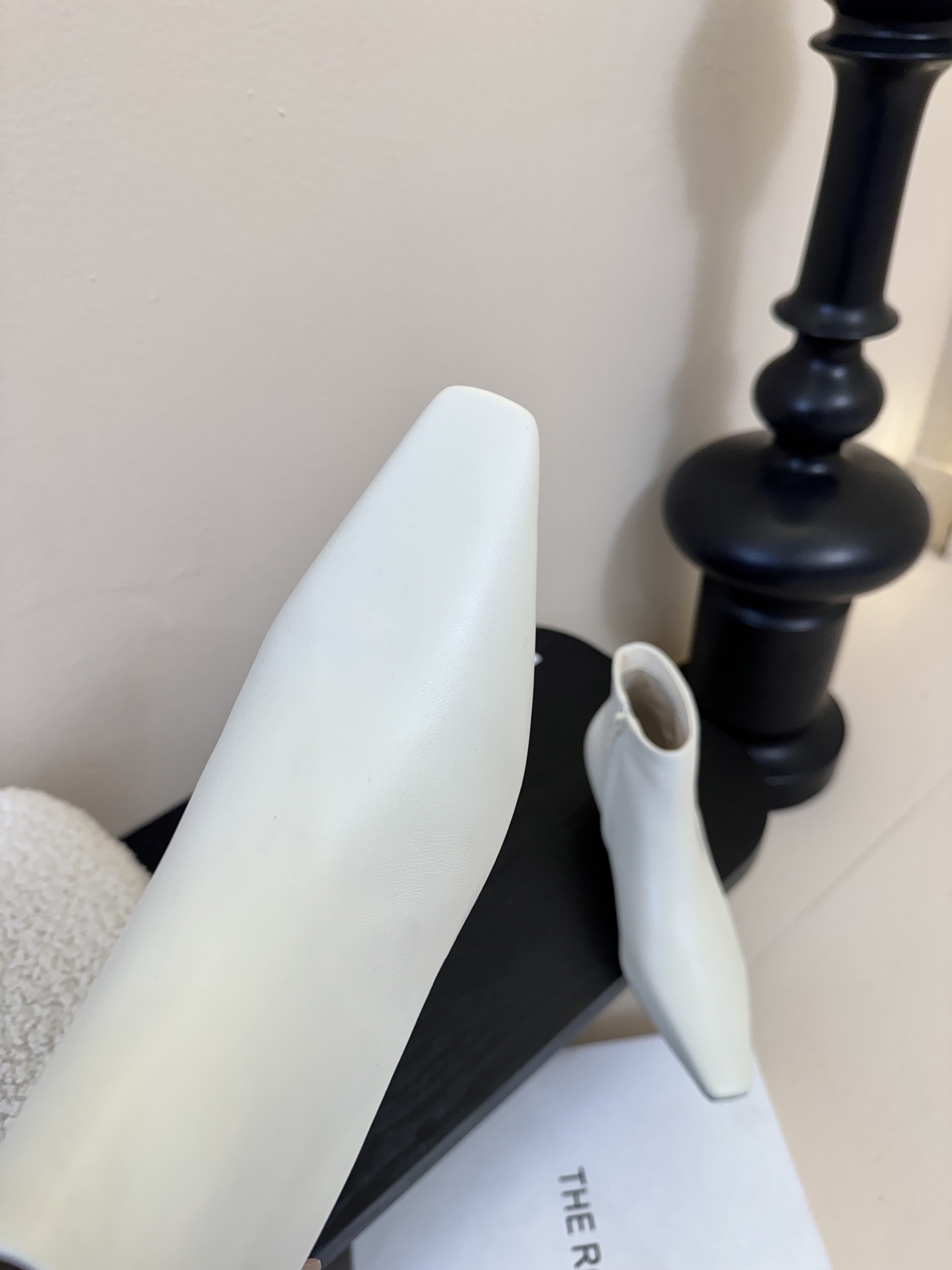 THE ROW25秋冬新品小方头猫跟小短靴裸鞋！这款短靴简直是可以被叫做断货王！小小方头设计极简又高级感